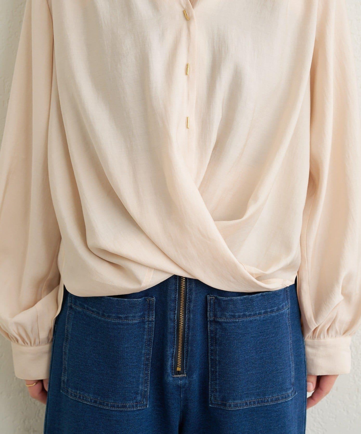 條形扣裹身設計襯衫