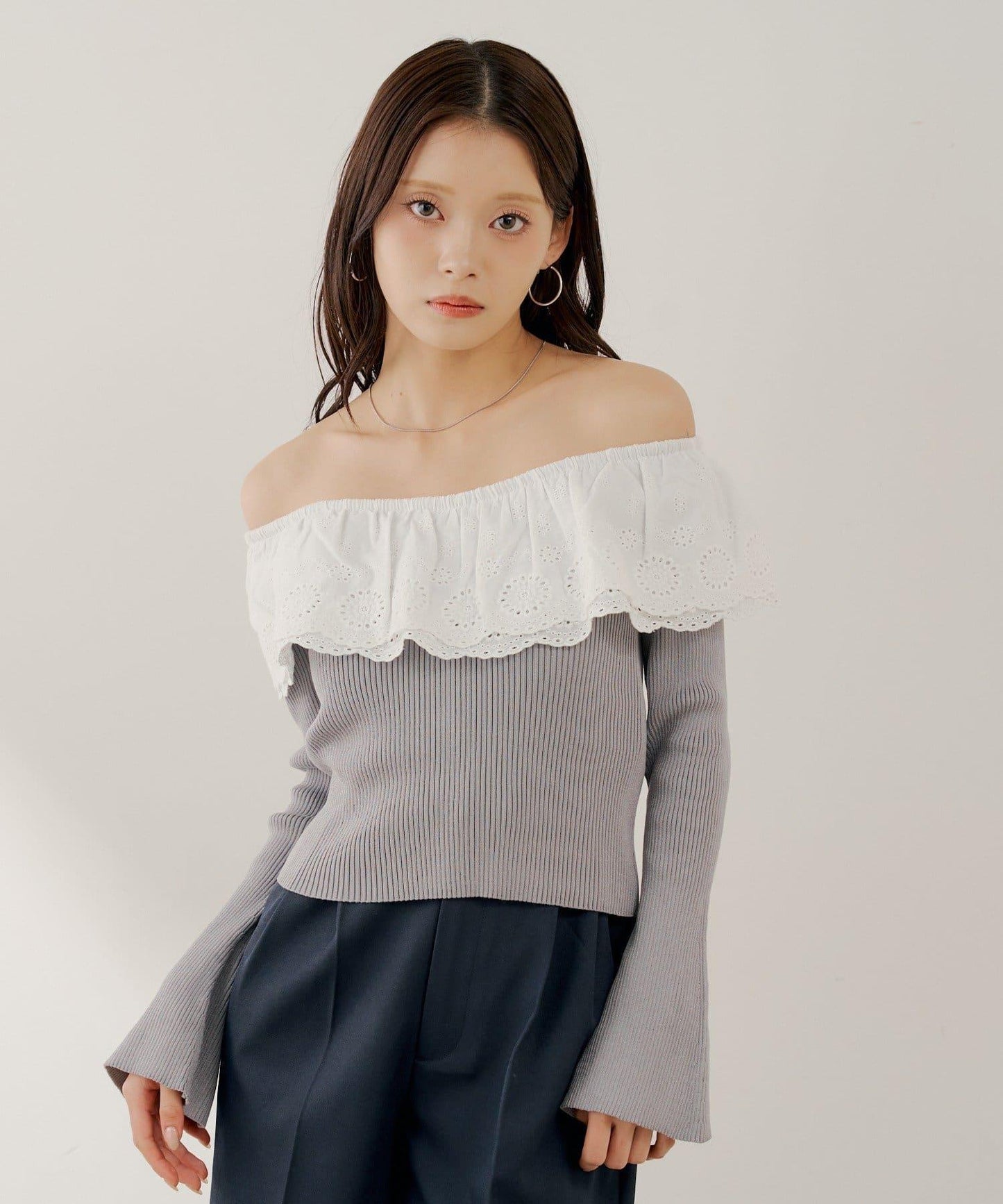 SALON by Chico 雙層蕾絲荷葉邊露肩 針織上衣