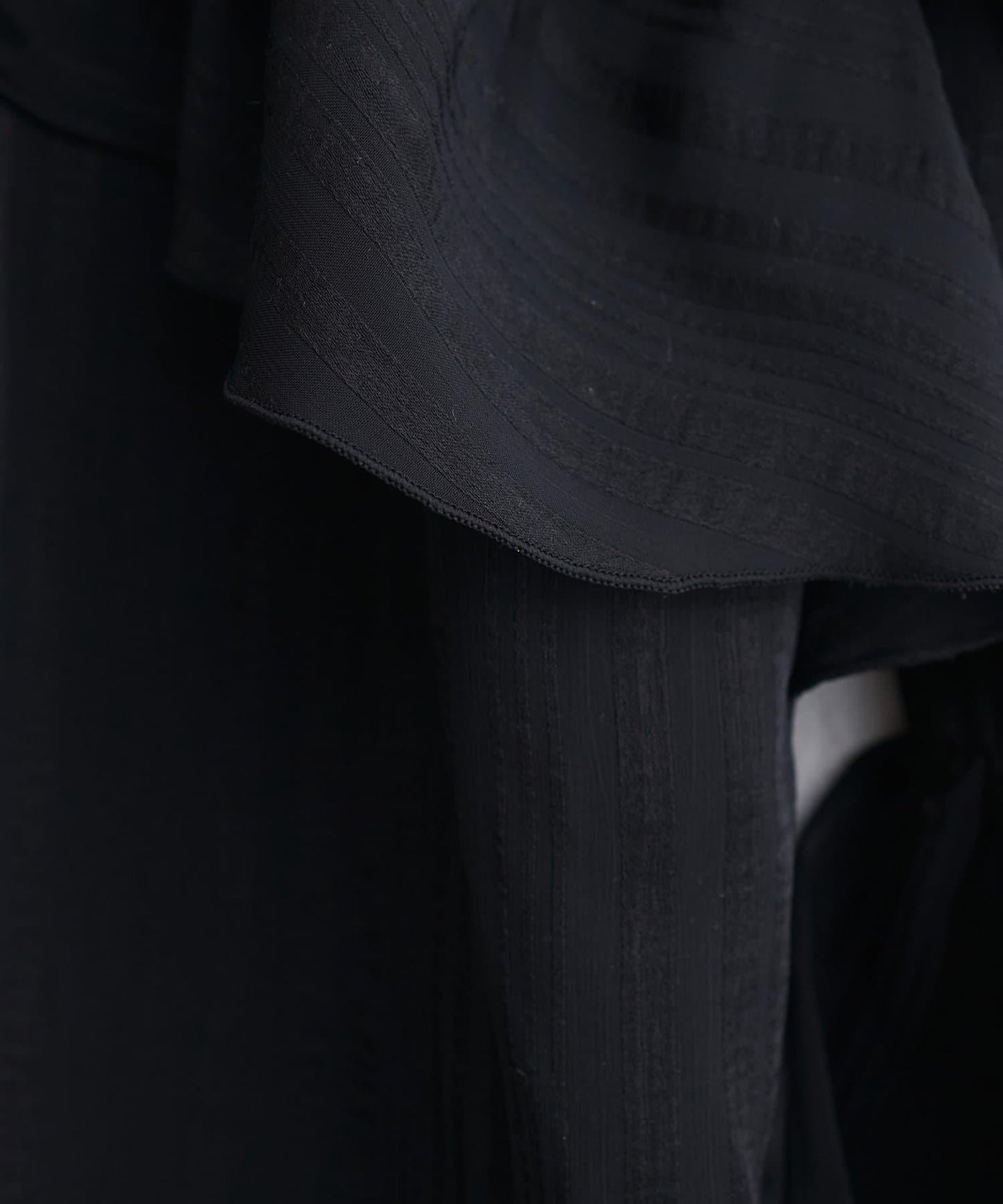 不規則透感條紋 交叉荷葉邊 襯衫