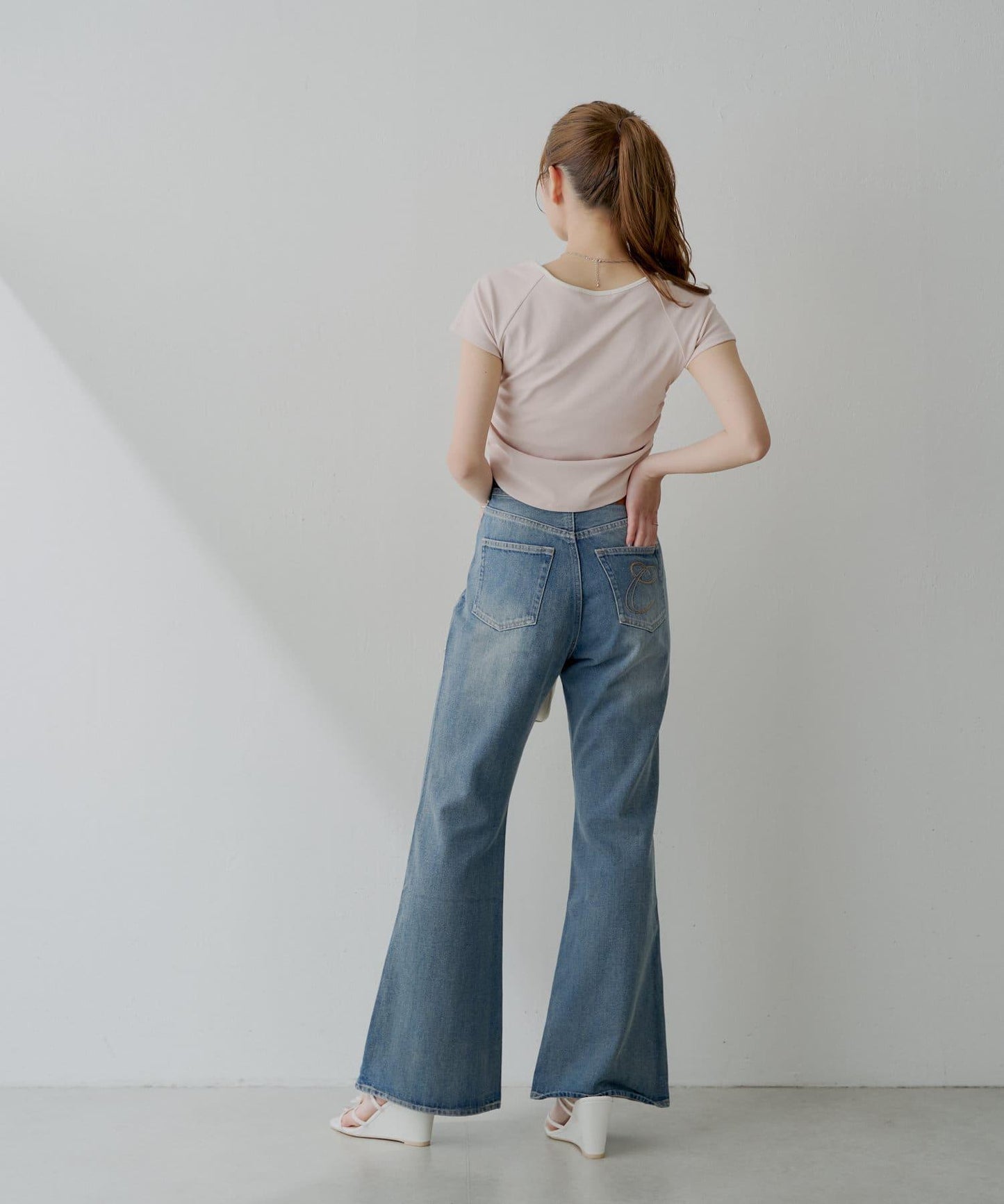 Chico 口袋刺繡緊身微喇牛仔褲