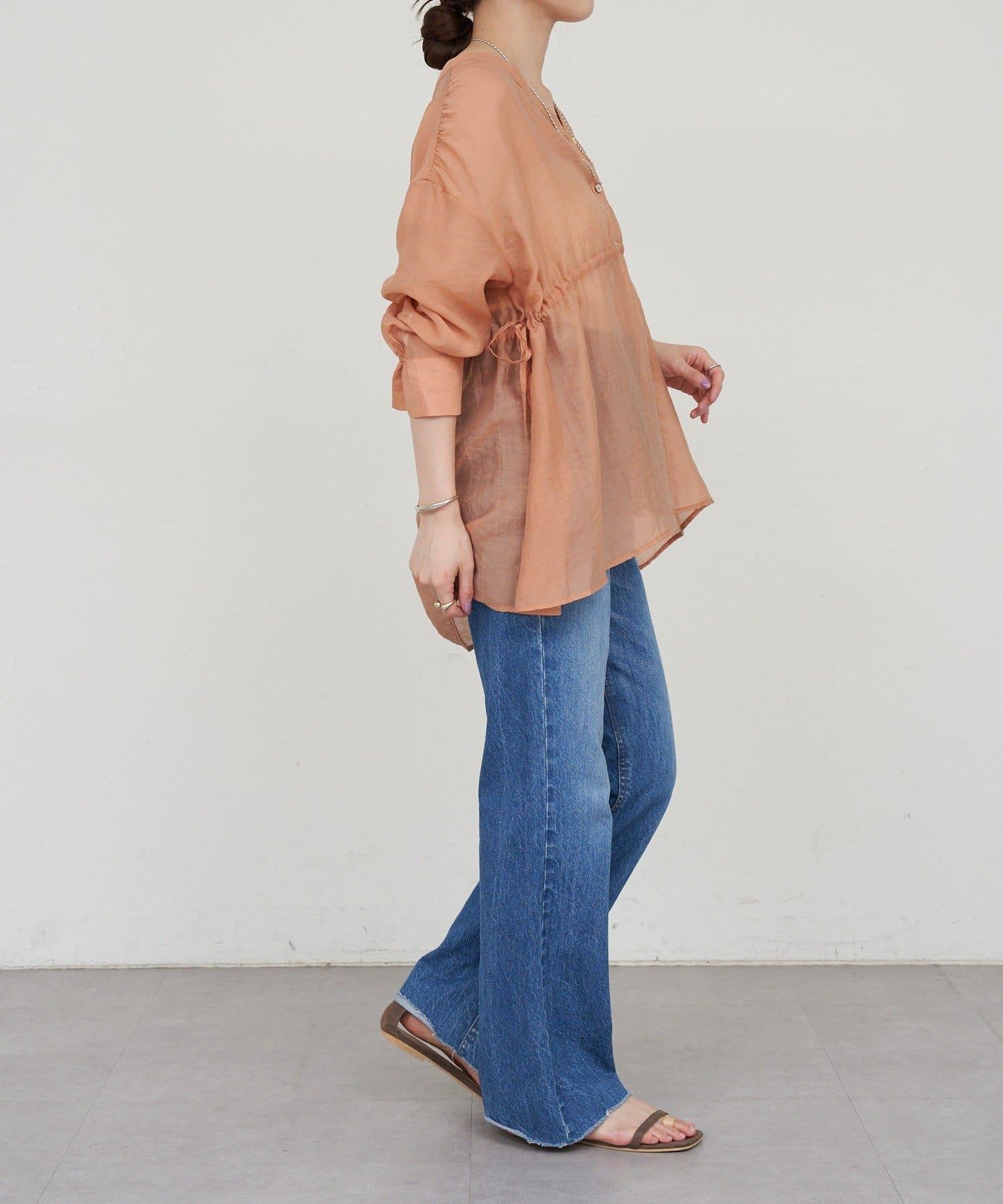 SHENERY 輕透荷葉下襬上衣