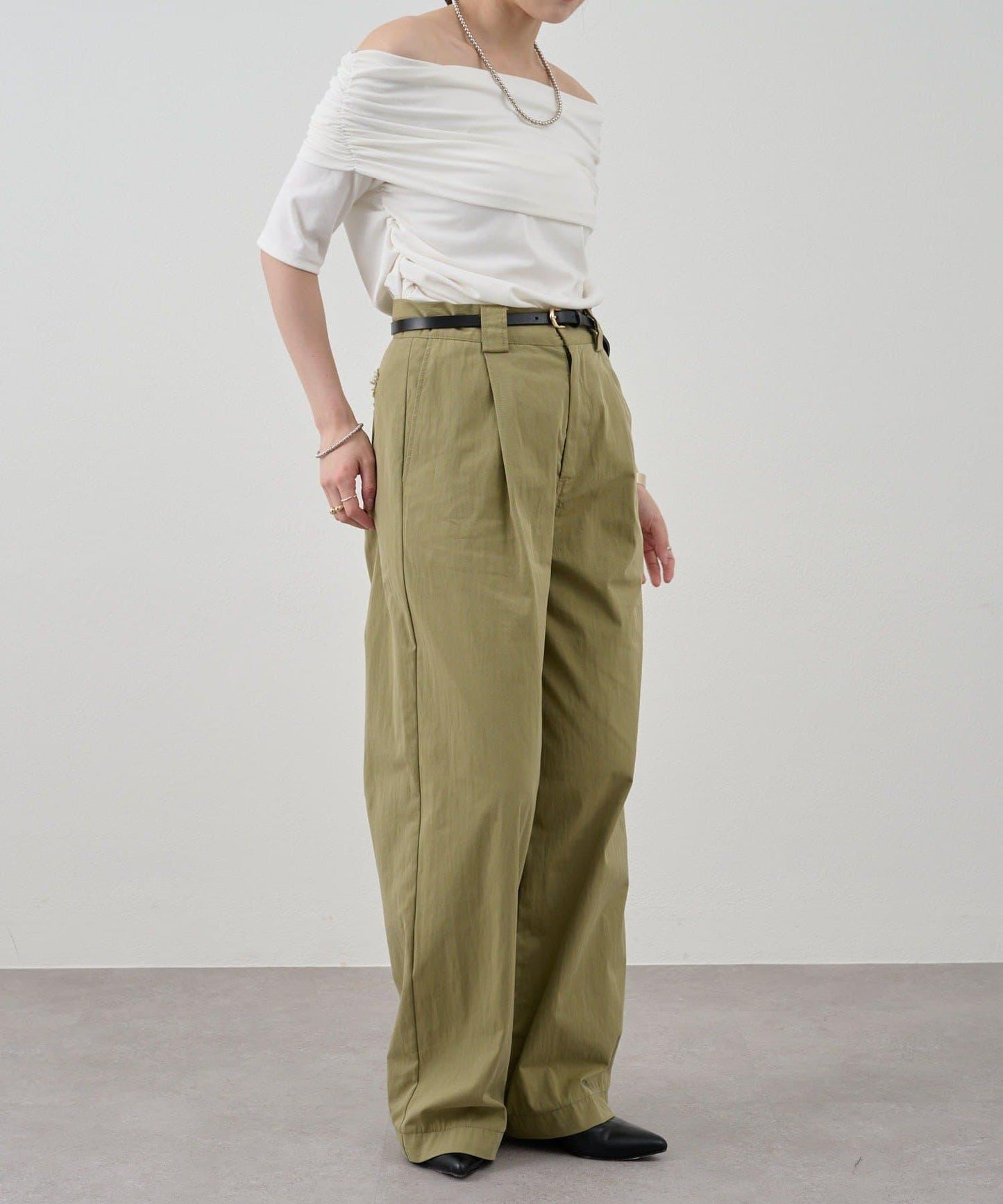 SHENERY 露肩不對稱設計 套頭上衣