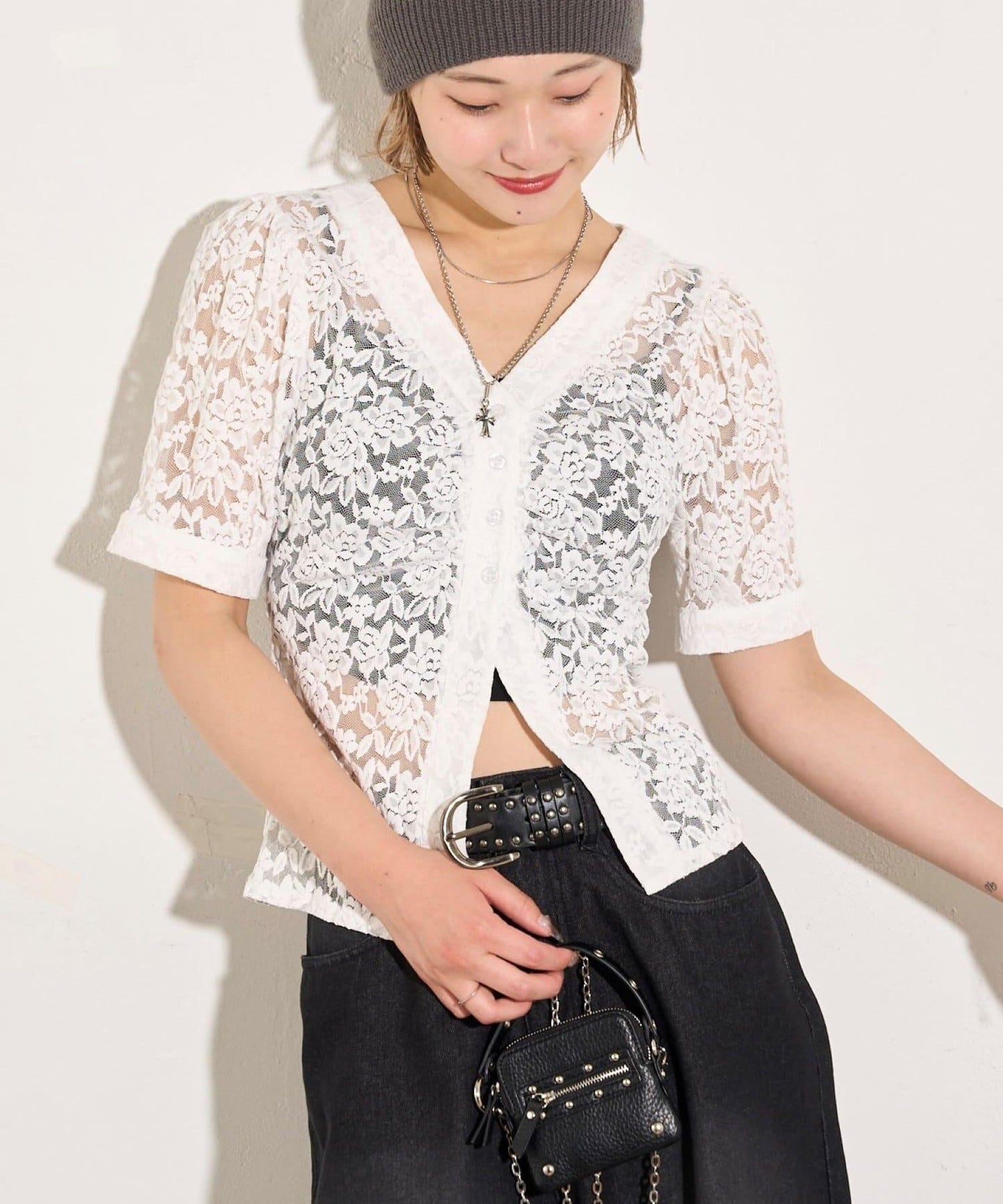 泡泡袖蕾絲V領短袖襯衫