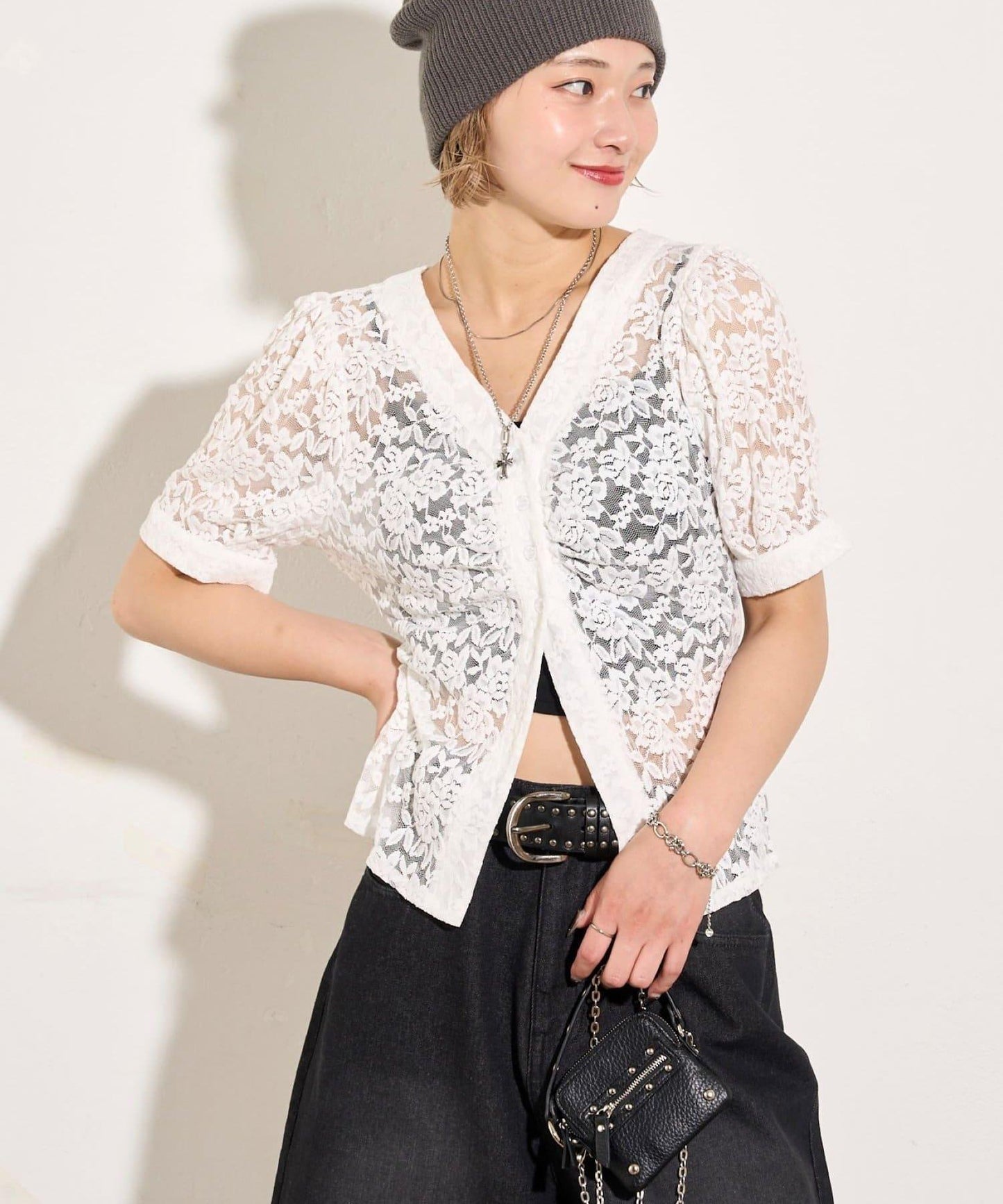 泡泡袖蕾絲V領短袖襯衫