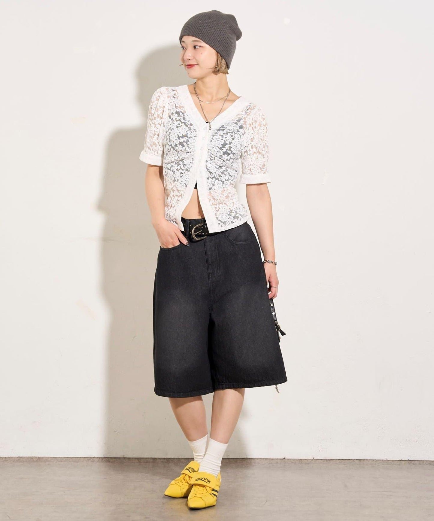 泡泡袖蕾絲V領短袖襯衫