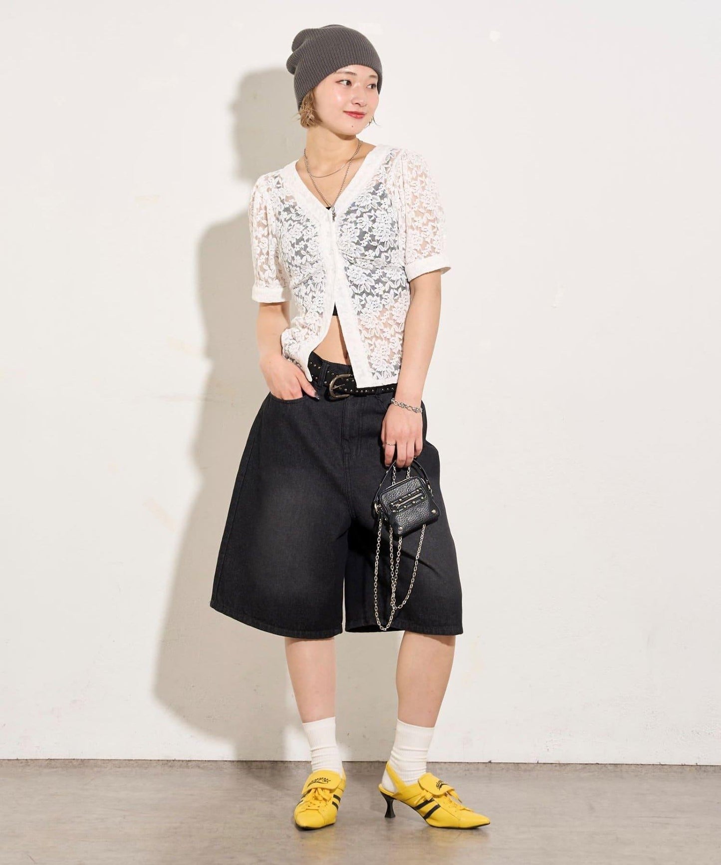 泡泡袖蕾絲V領短袖襯衫