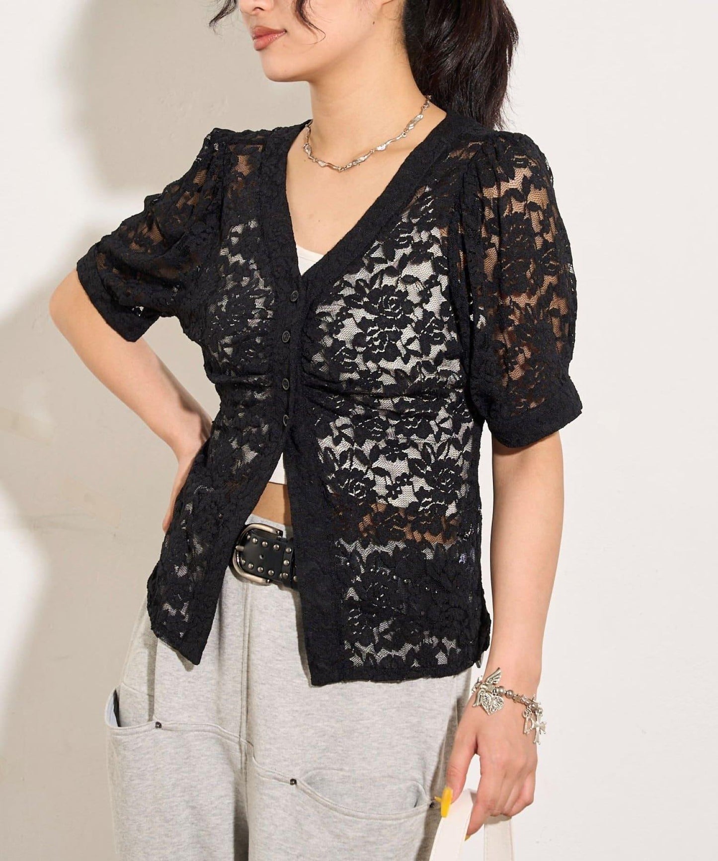 泡泡袖蕾絲V領短袖襯衫