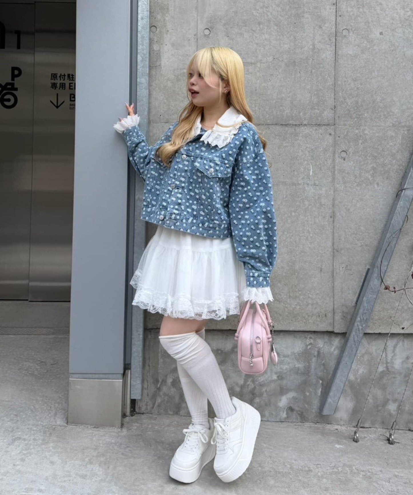 蕾絲可拆卸 大翻領 牛仔外套 【RMAF】 (Note: 英文/字母 RMAF 原樣保留)