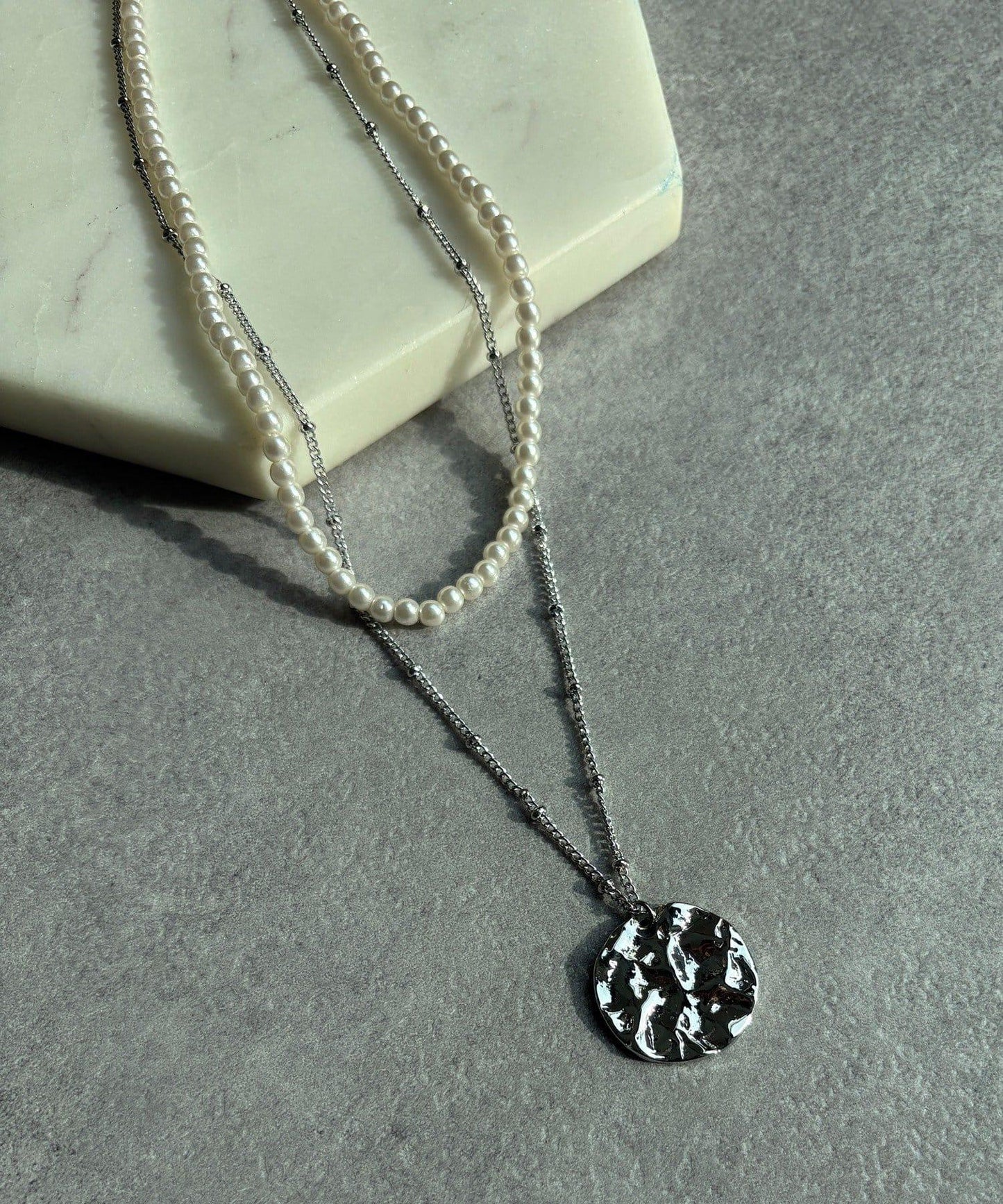 珍珠金屬片疊戴項鍊