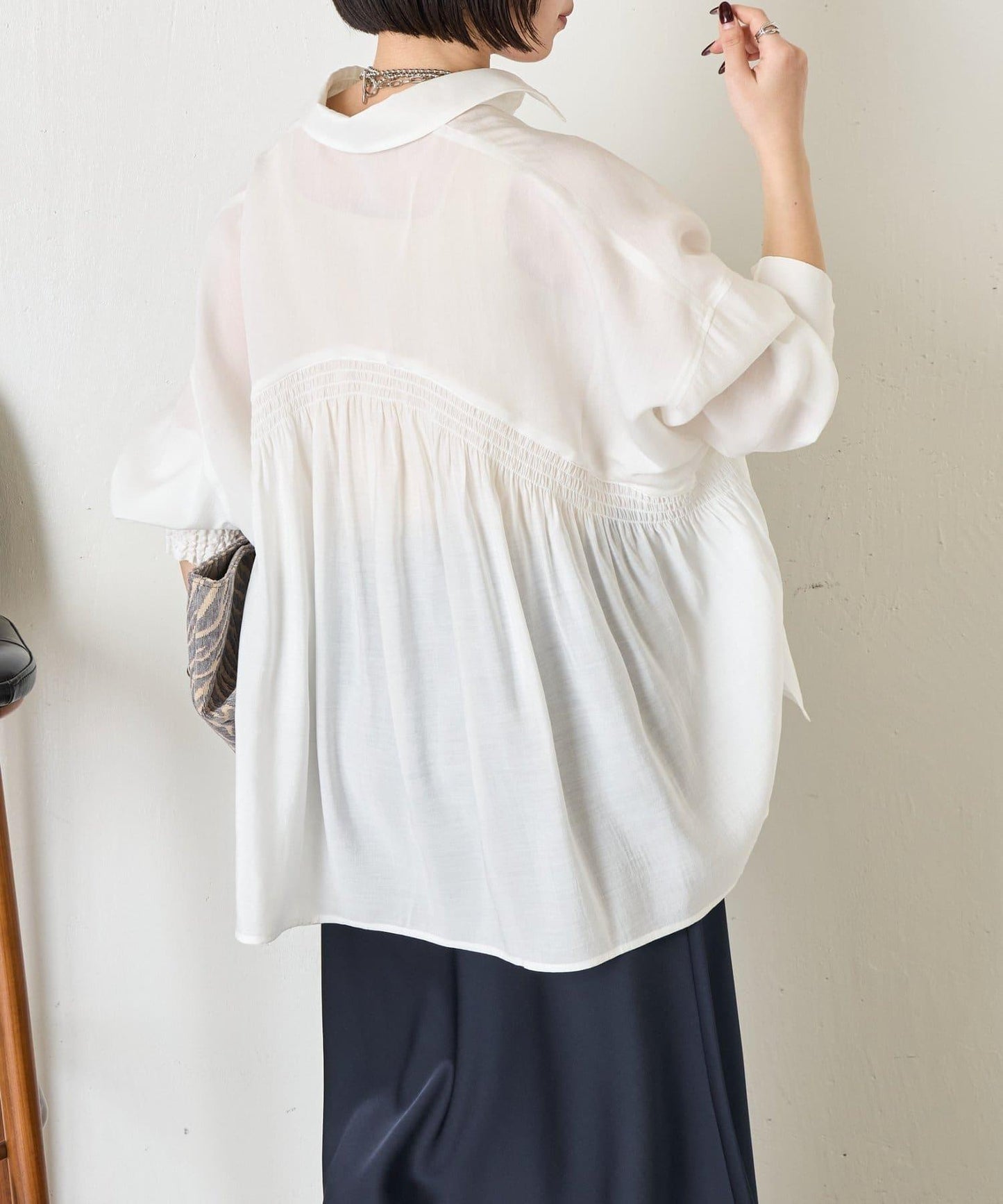 後弧形抽褶設計襯衫