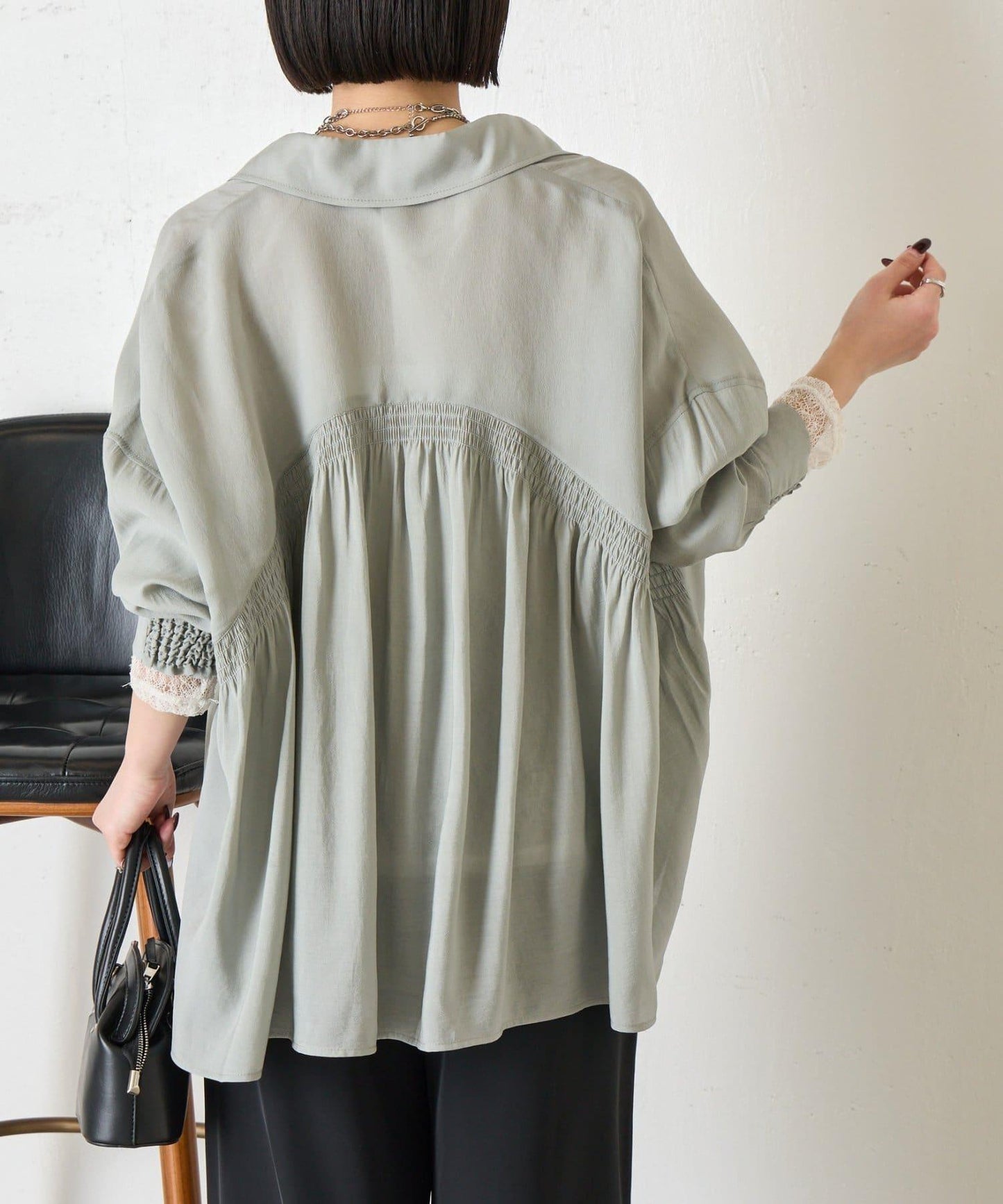 後弧形抽褶設計襯衫