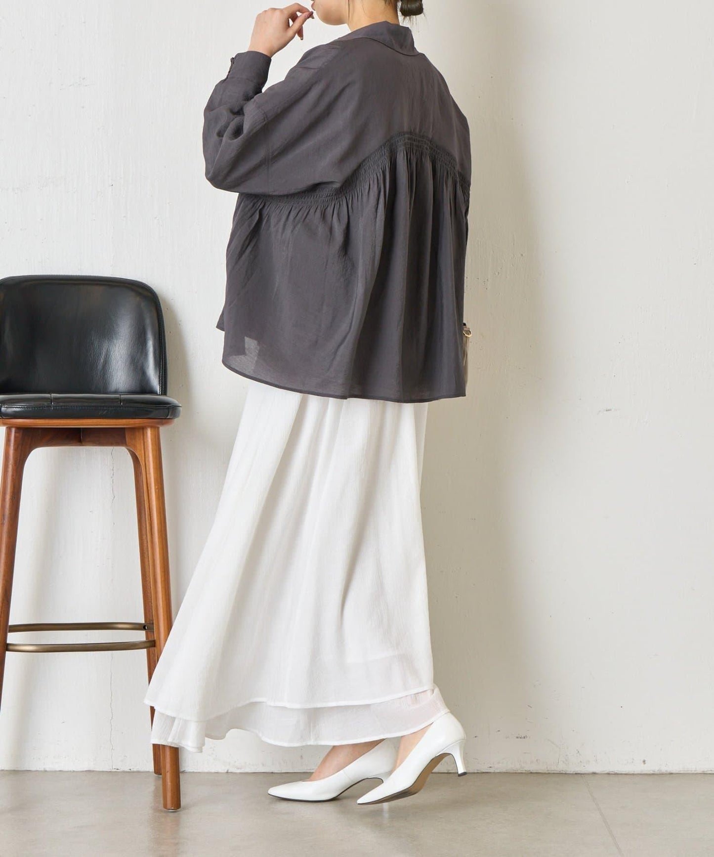 後弧形抽褶設計襯衫