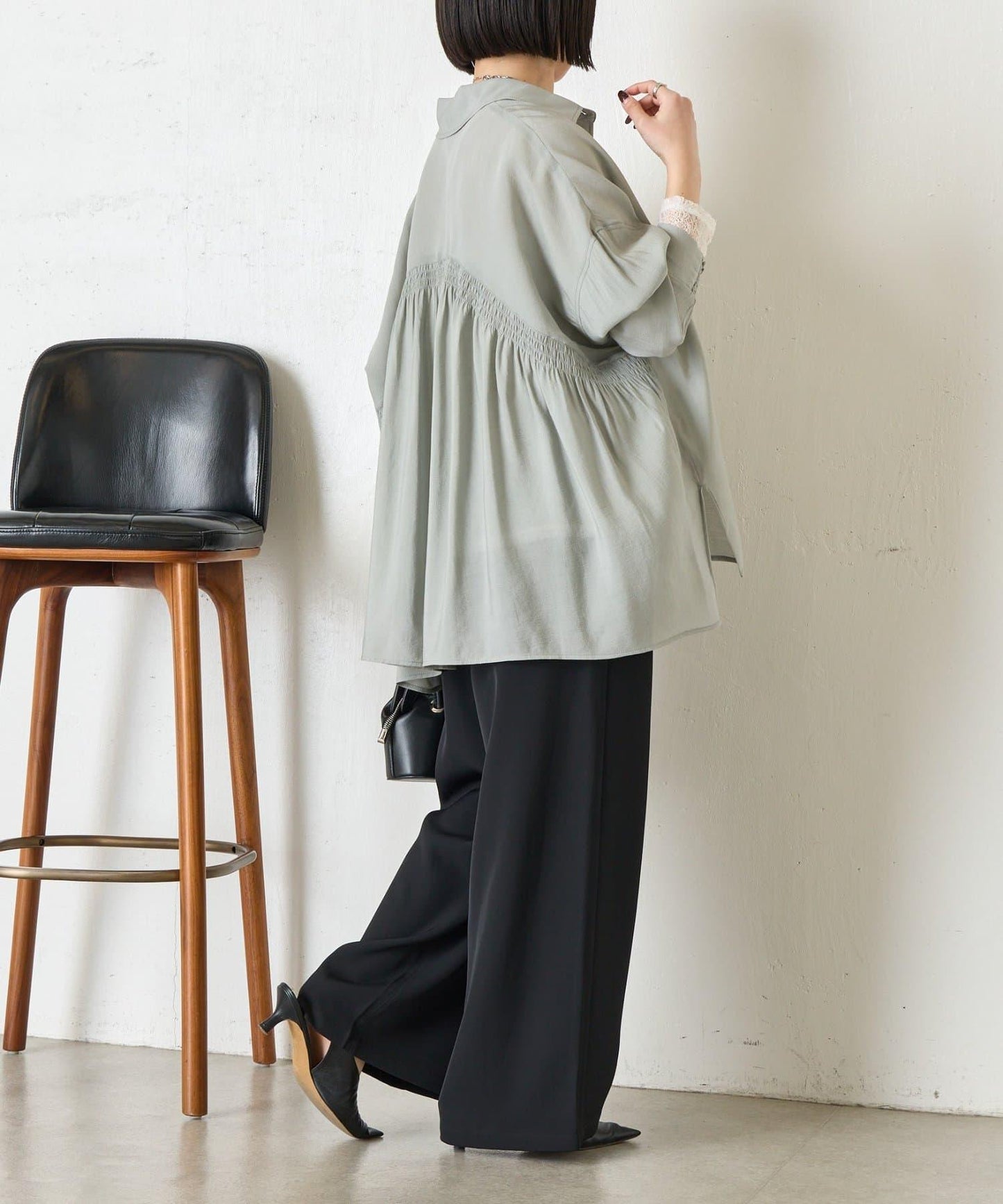 後弧形抽褶設計襯衫