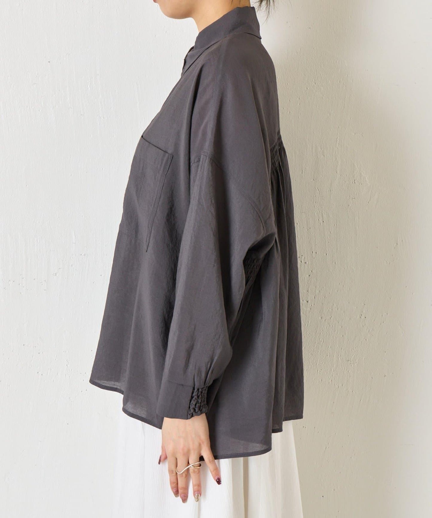 後弧形抽褶設計襯衫