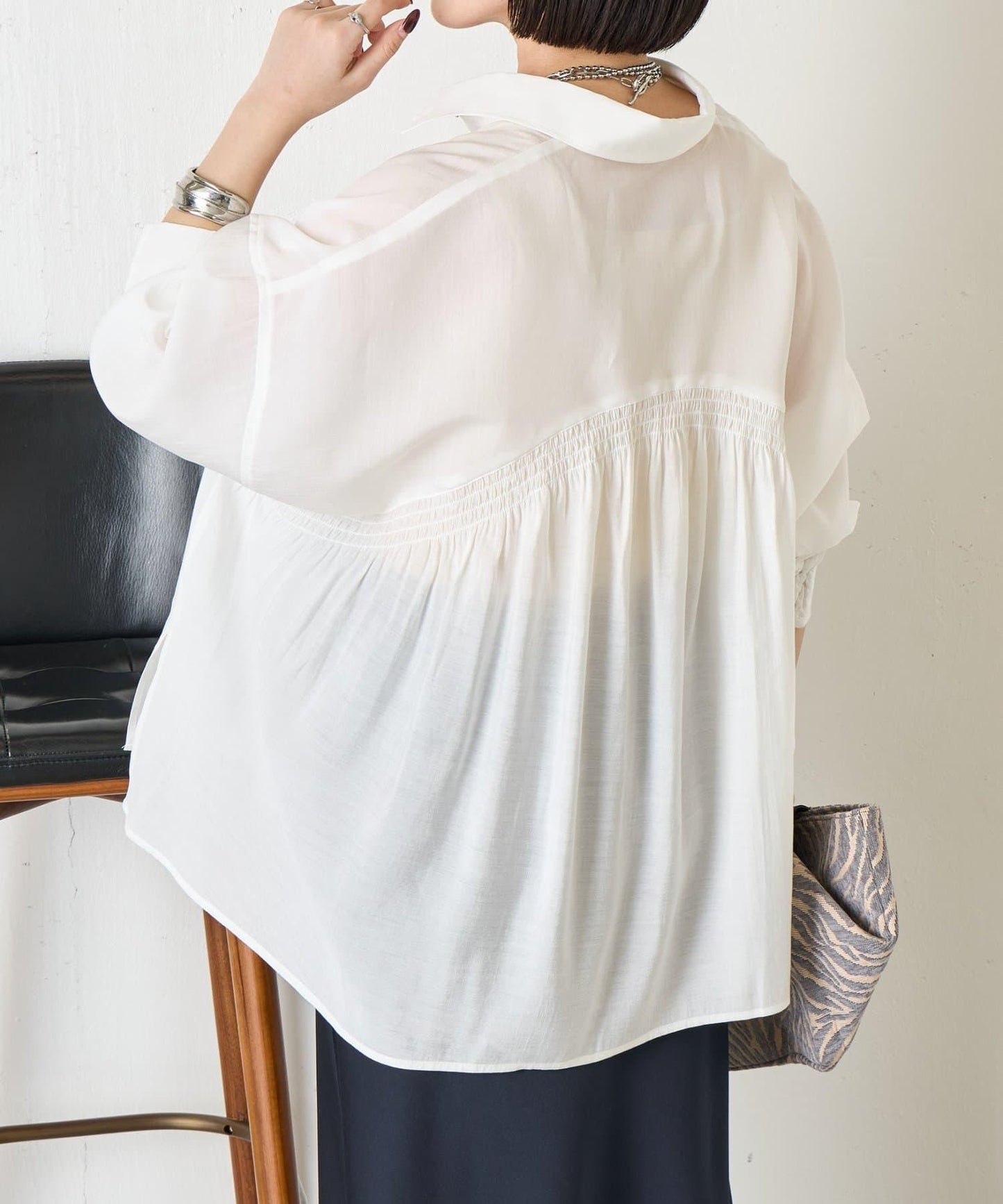 後弧形抽褶設計襯衫