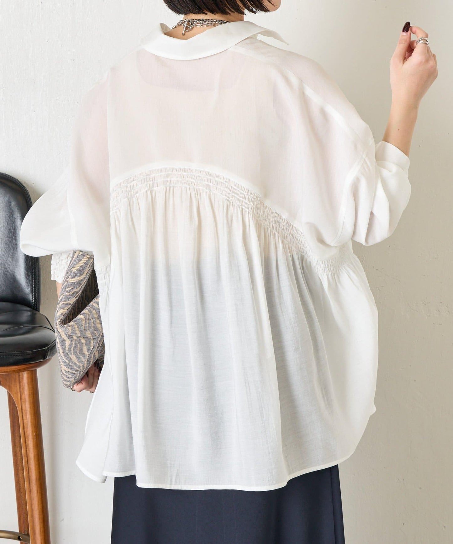 後弧形抽褶設計襯衫