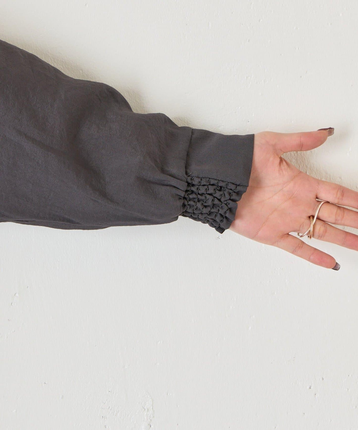 後弧形抽褶設計襯衫