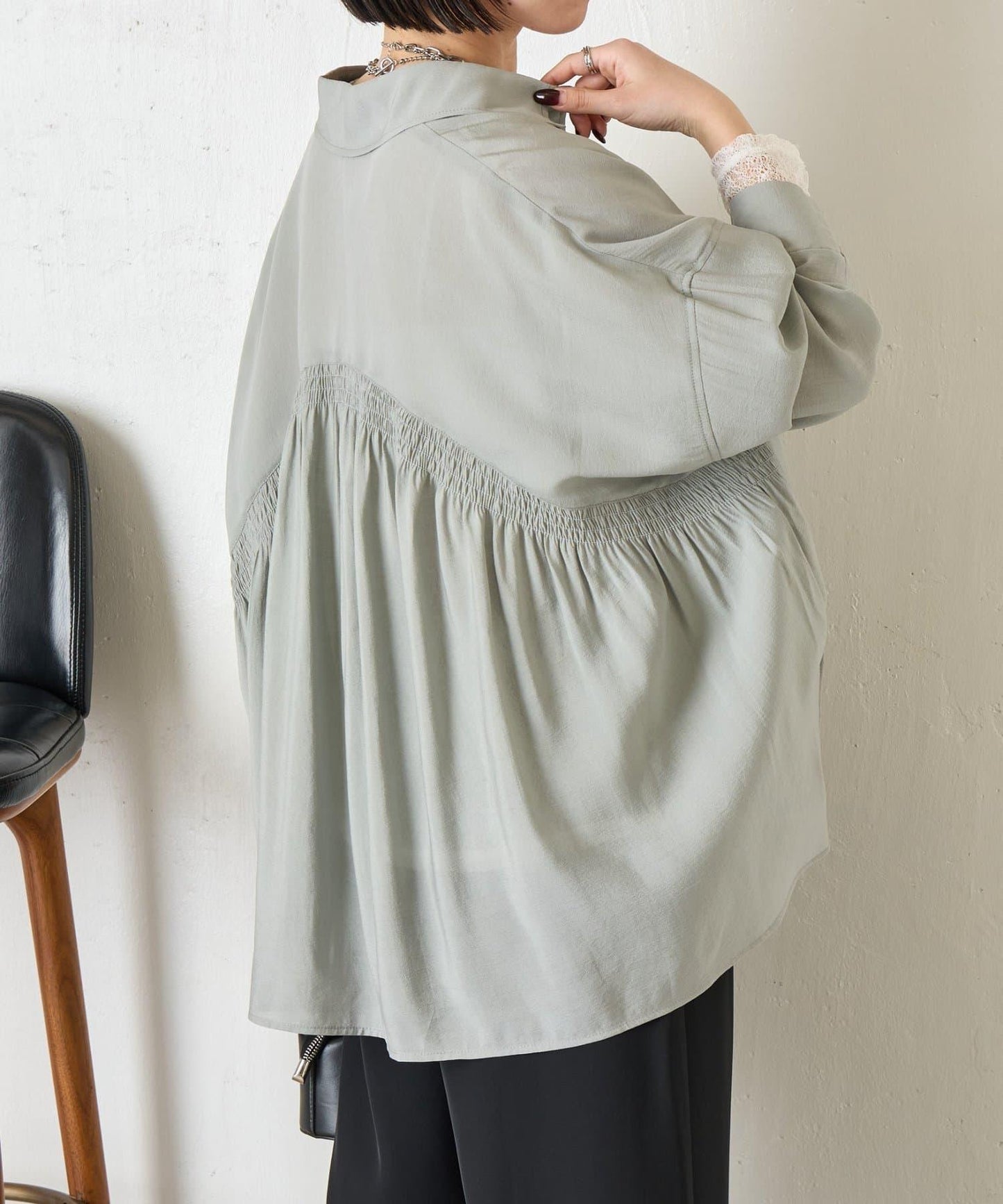 後弧形抽褶設計襯衫