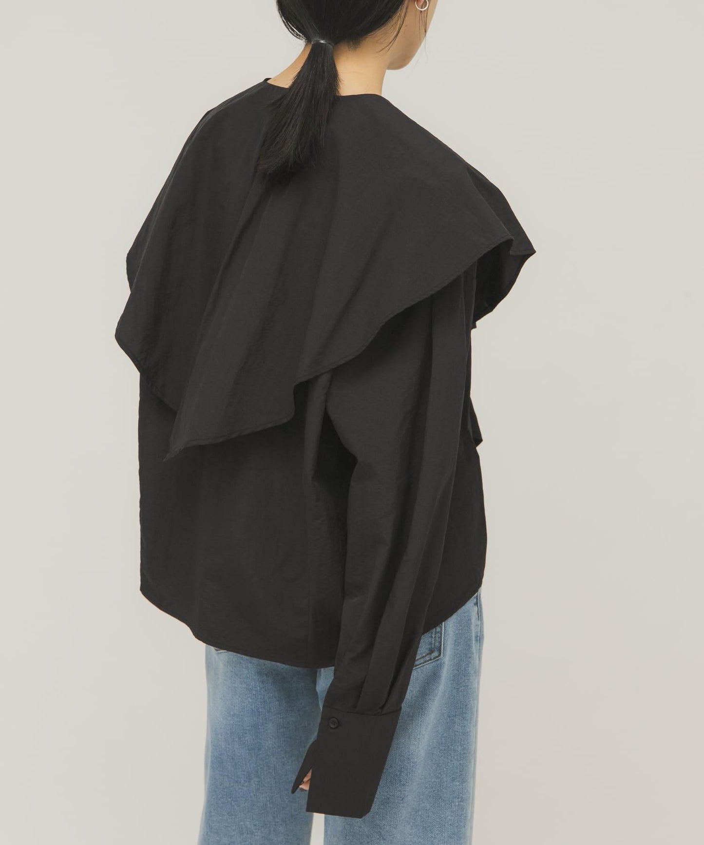 荷葉邊大翻領設計 襯衫