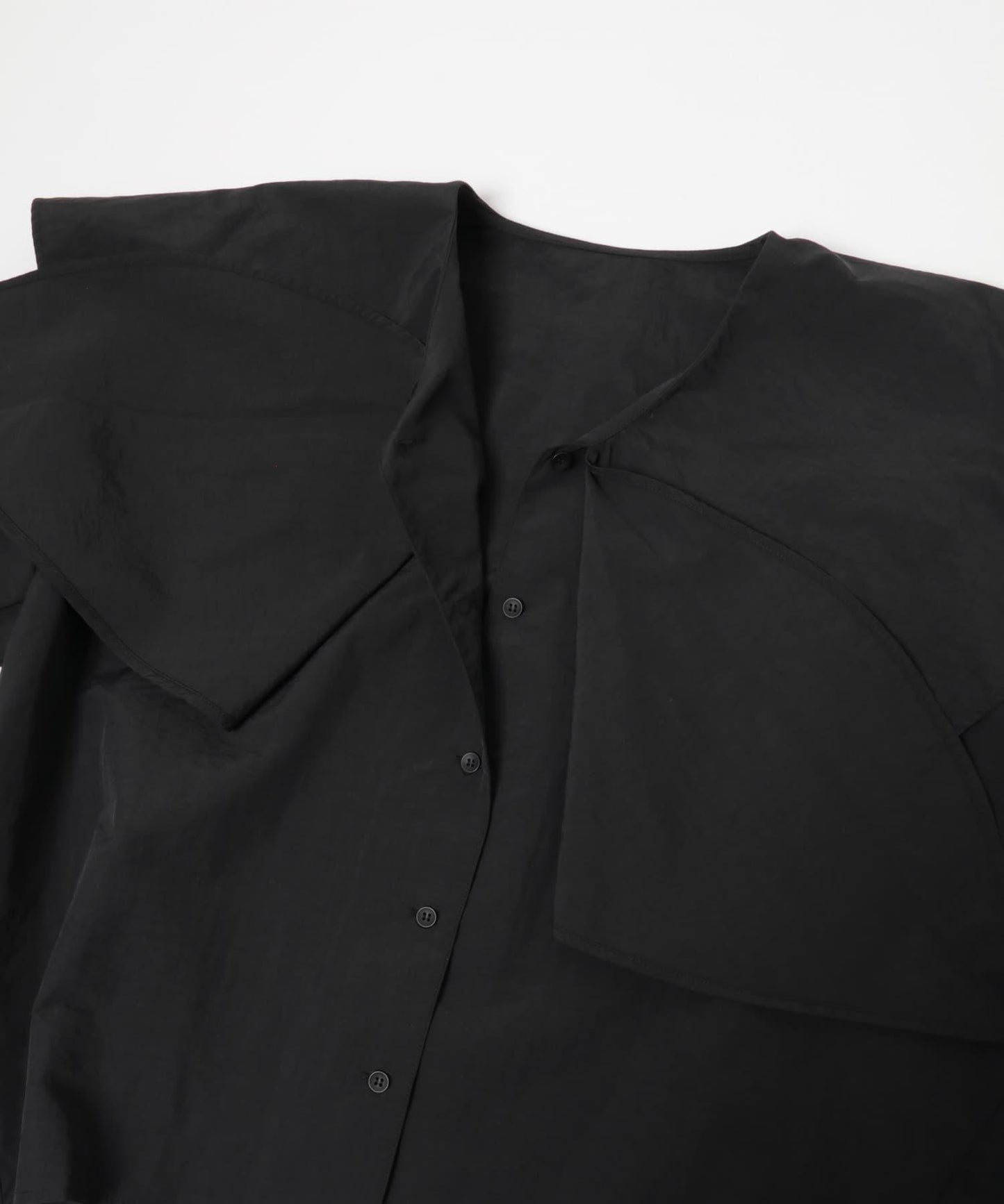 荷葉邊大翻領設計 襯衫