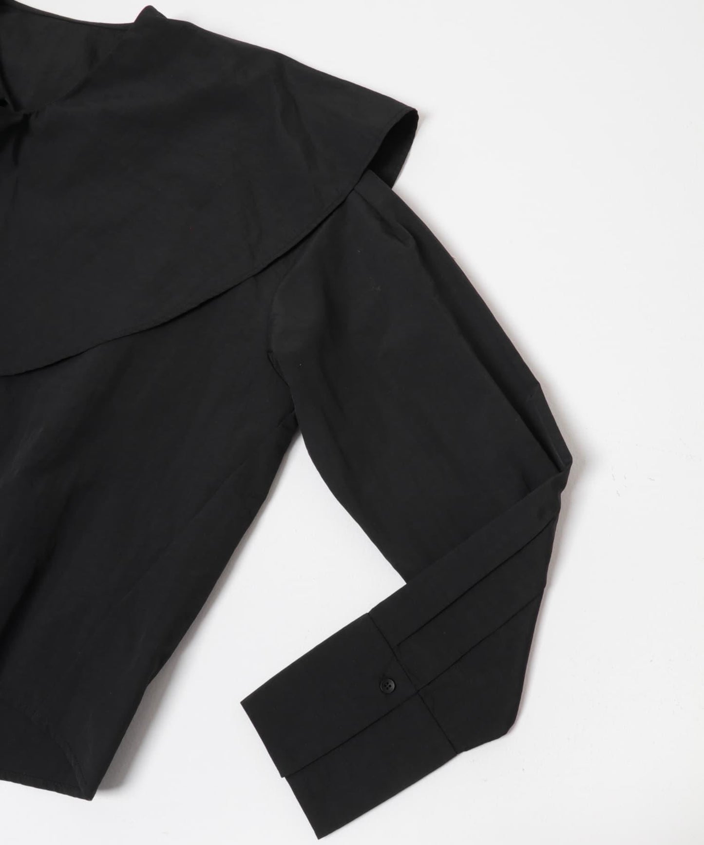 荷葉邊大翻領設計 襯衫