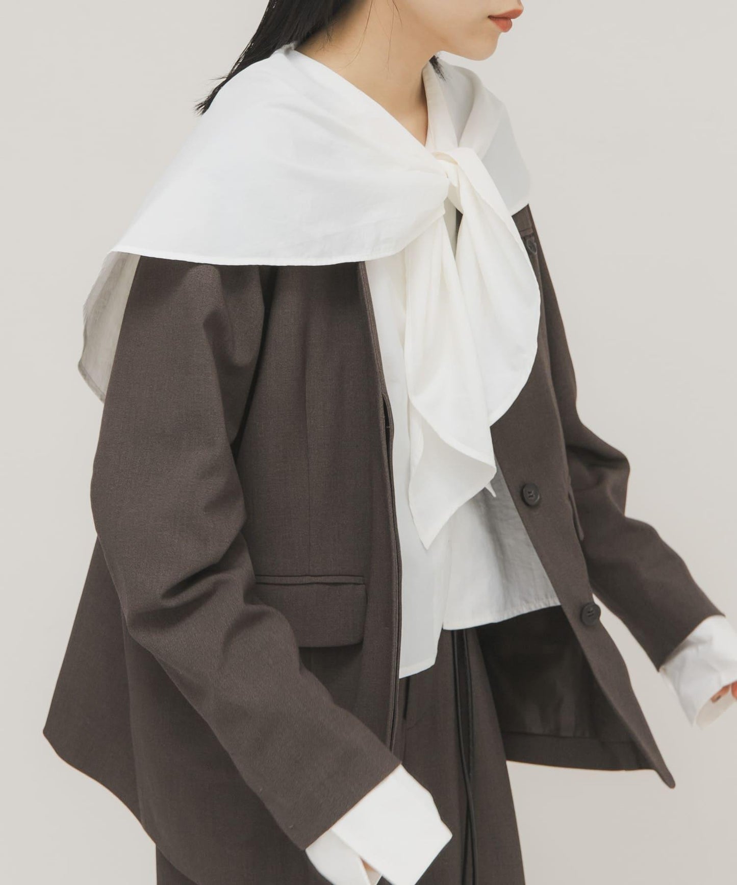 荷葉邊大翻領設計 襯衫