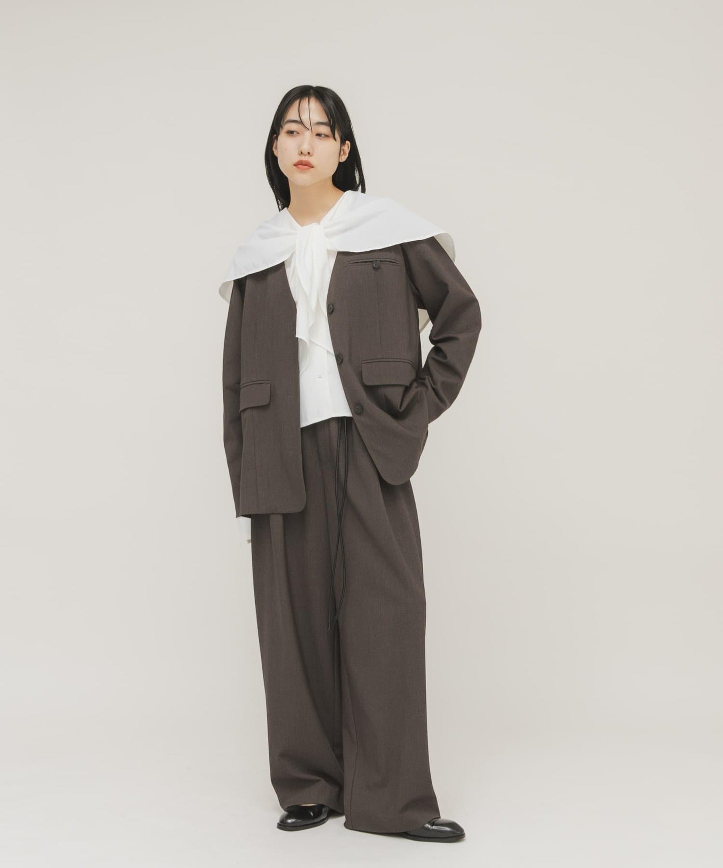 荷葉邊大翻領設計 襯衫