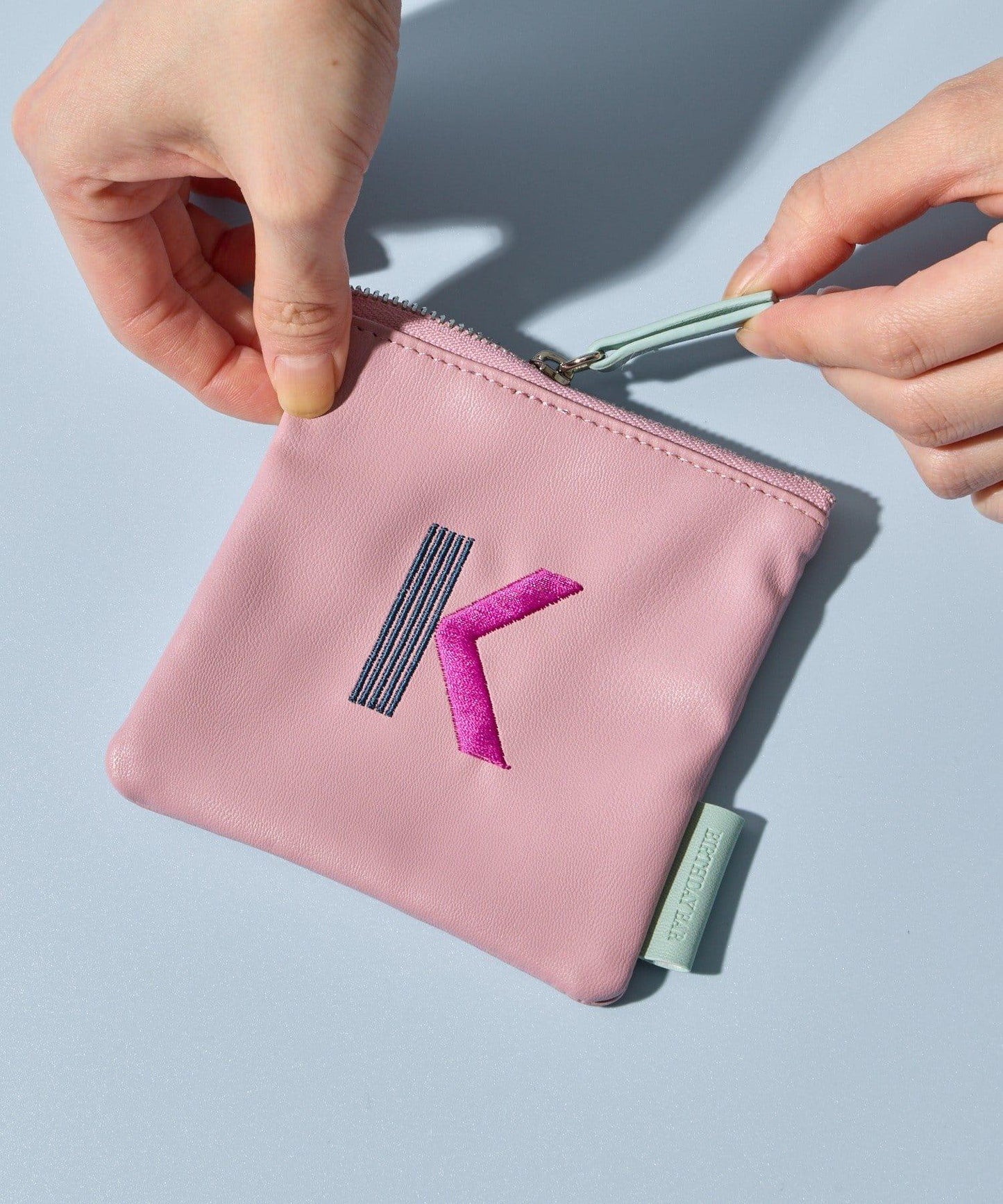 Kindly Yours 仿皮字母迷你收納包