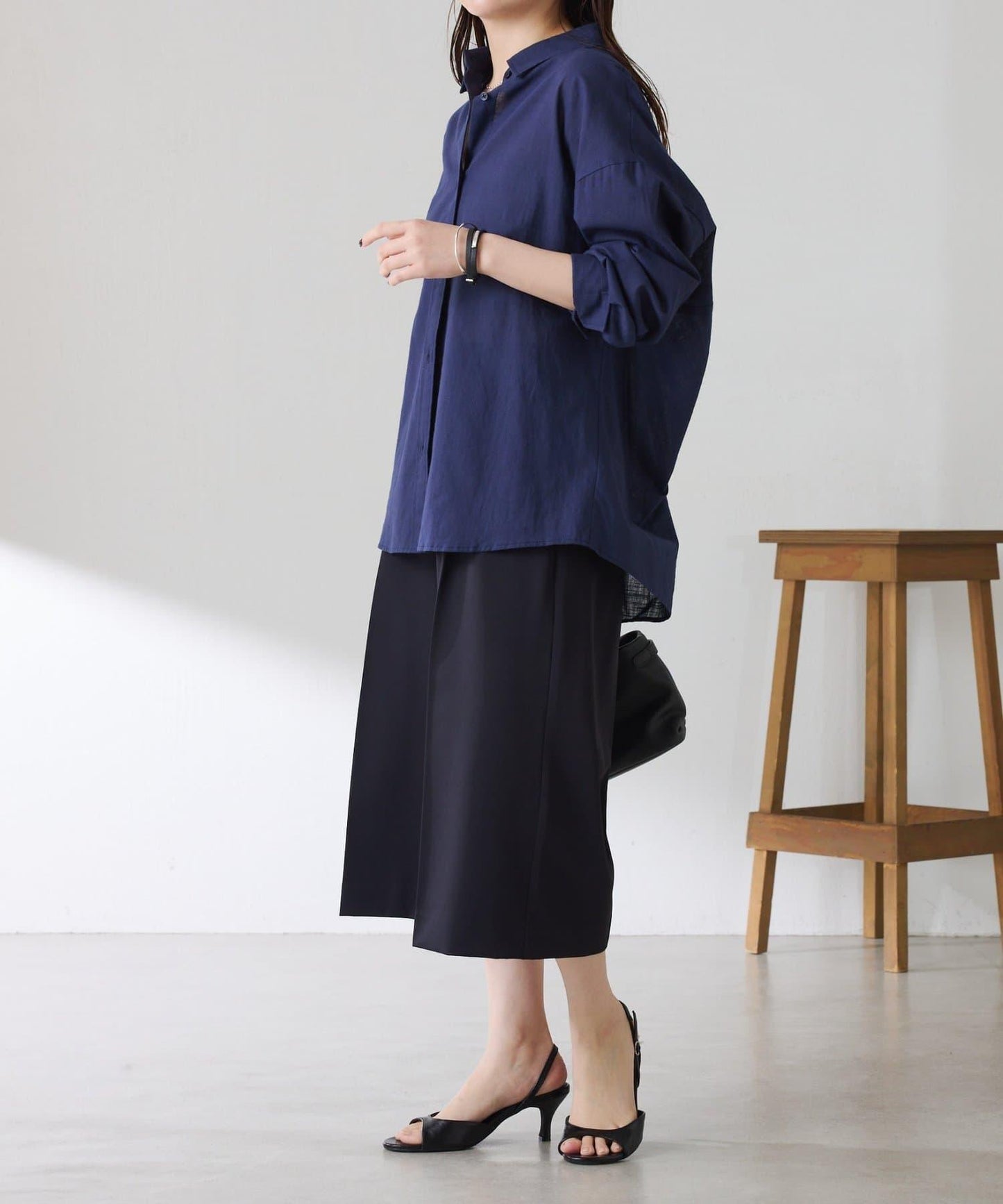 清爽亞麻混後扭結設計襯衫