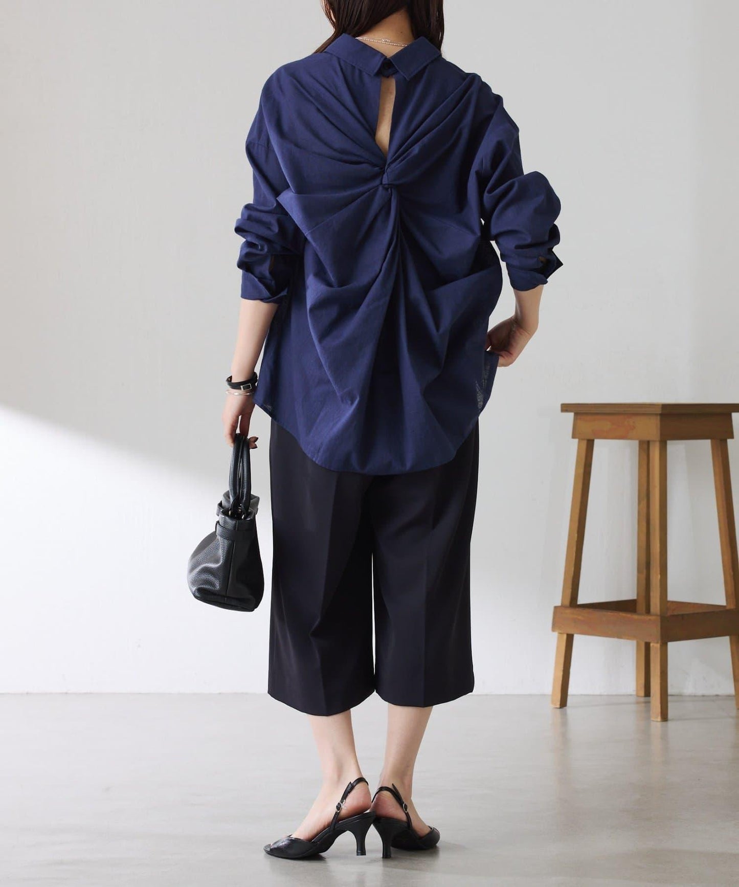 清爽亞麻混後扭結設計襯衫