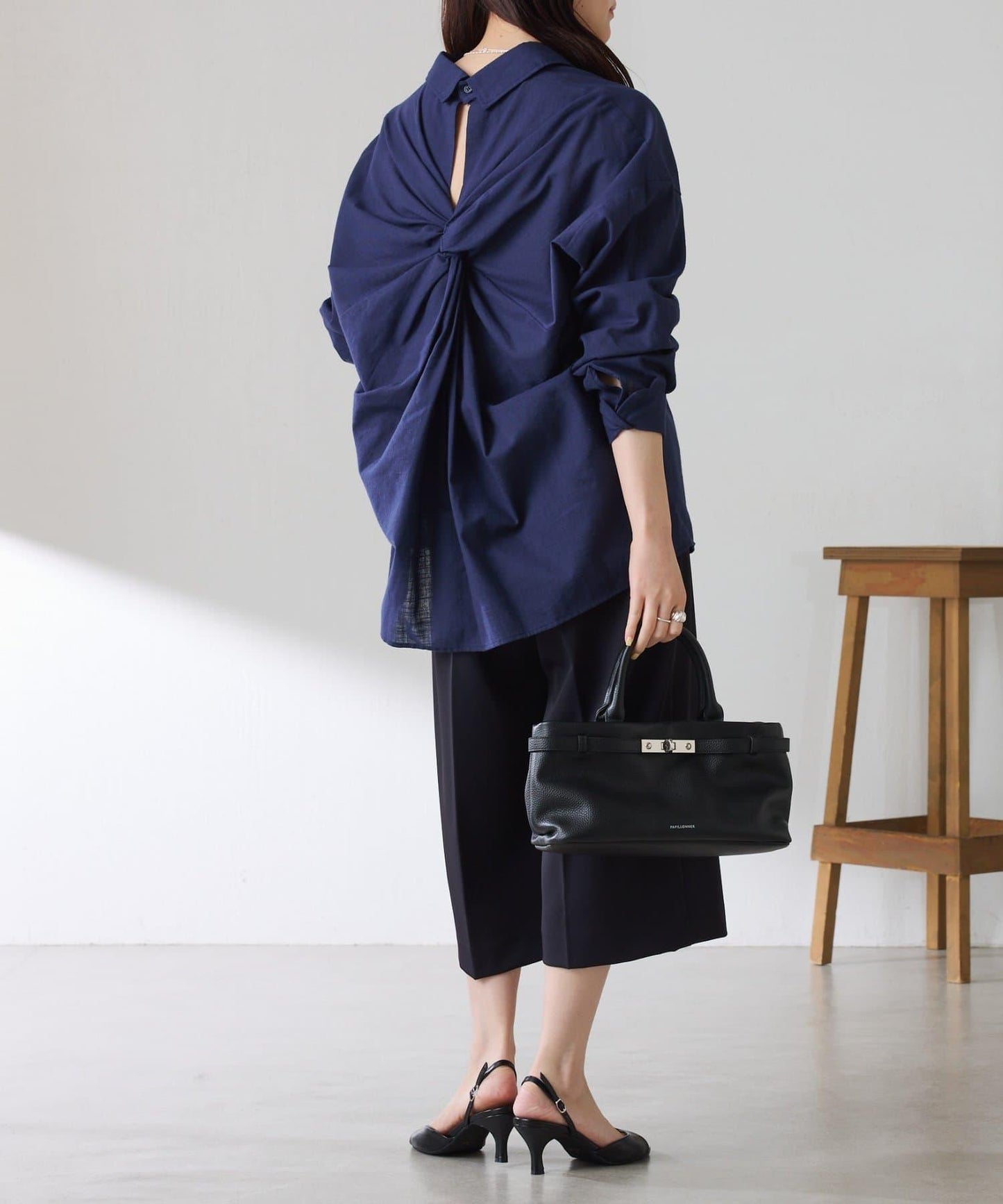 清爽亞麻混後扭結設計襯衫