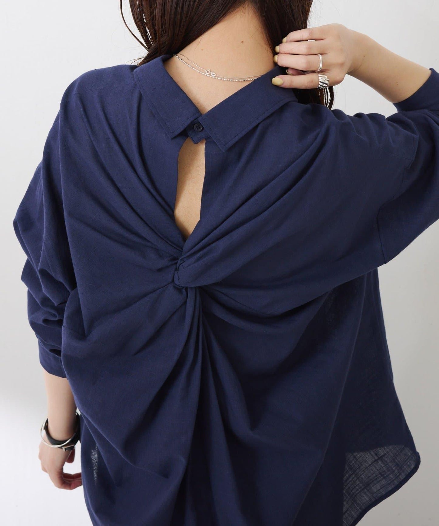 清爽亞麻混後扭結設計襯衫