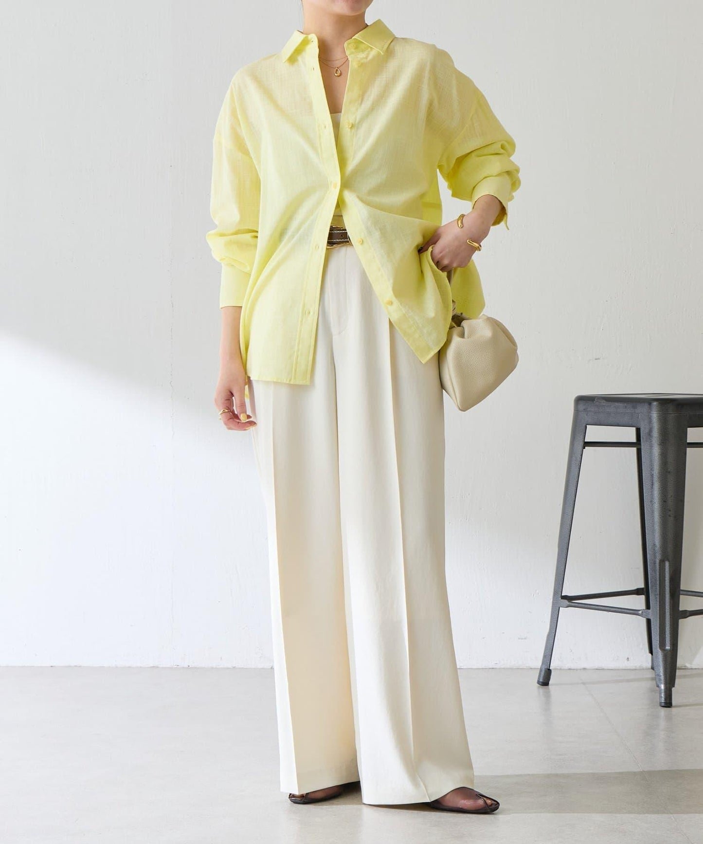 清爽亞麻混後扭結設計襯衫