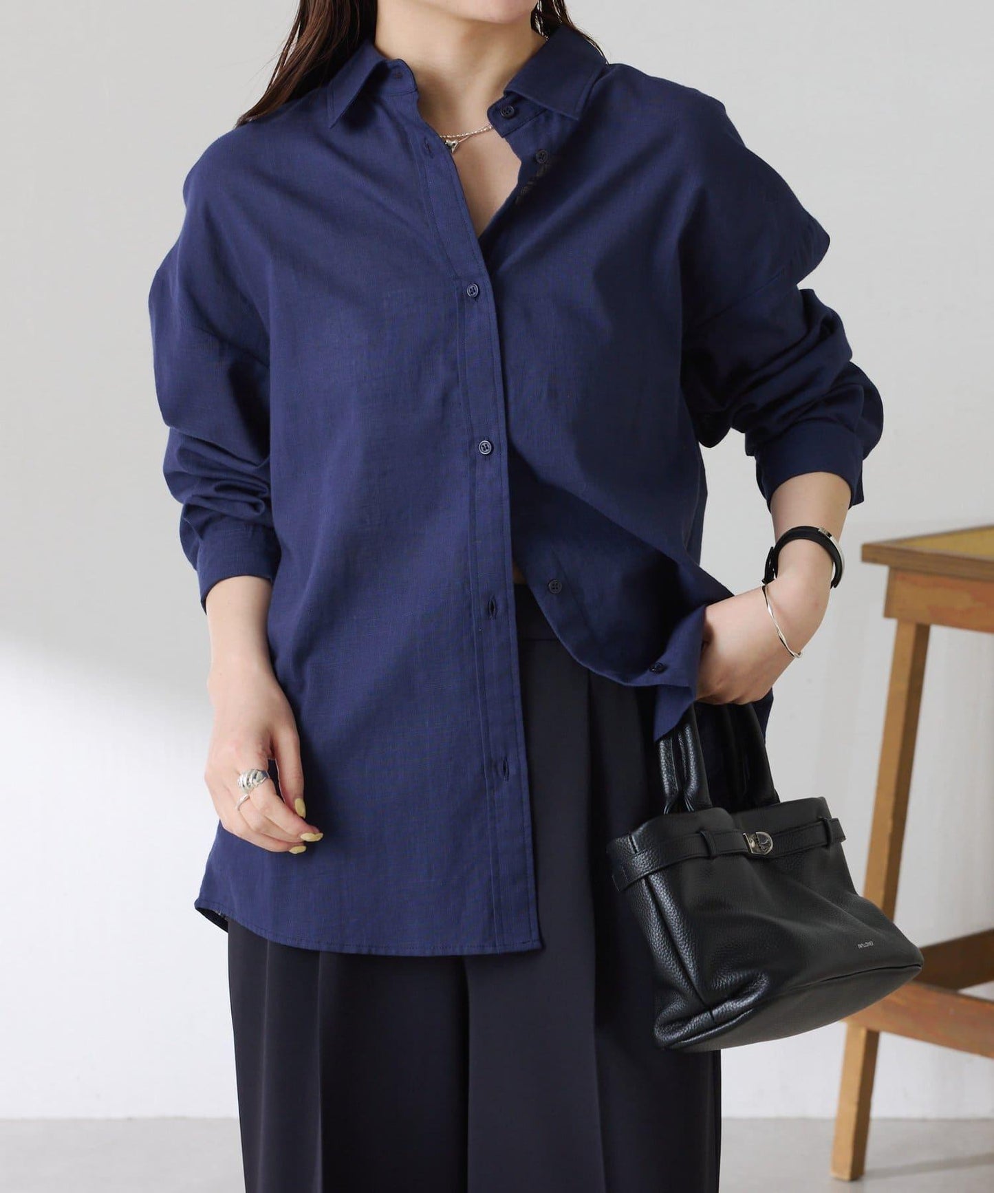 清爽亞麻混後扭結設計襯衫