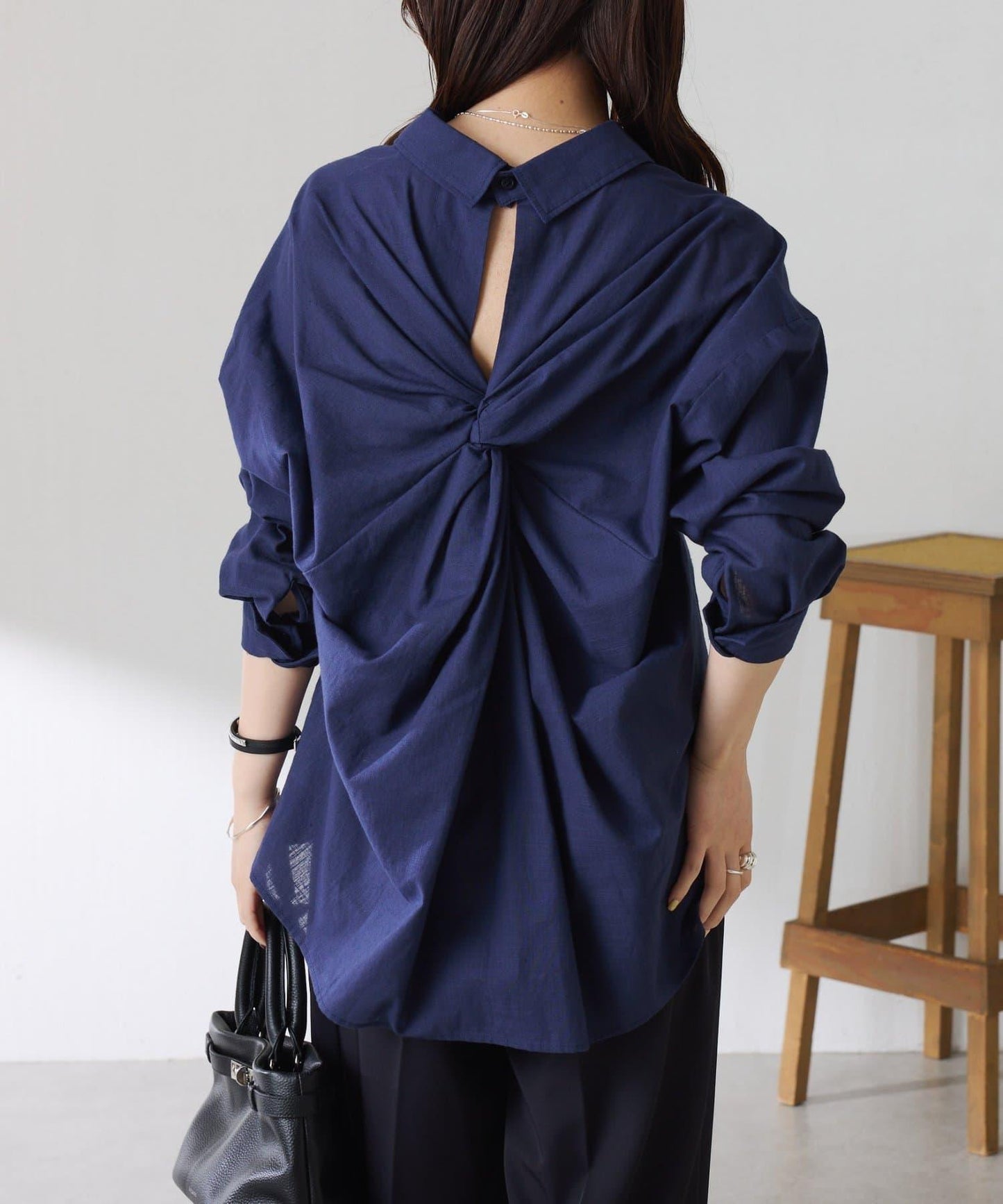 清爽亞麻混後扭結設計襯衫