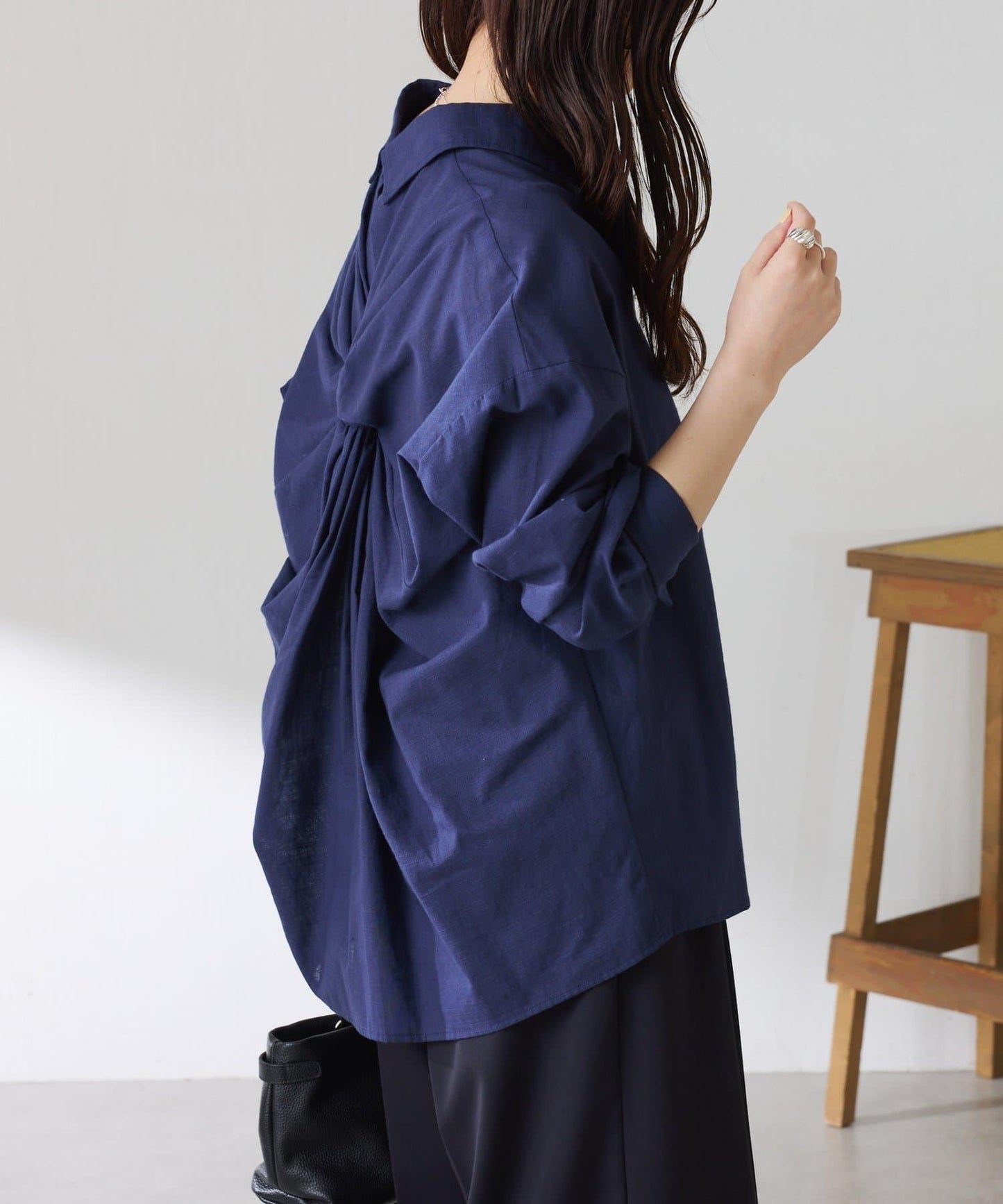 清爽亞麻混後扭結設計襯衫