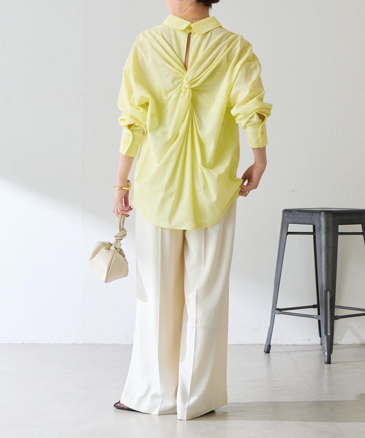 清爽亞麻混後扭結設計襯衫