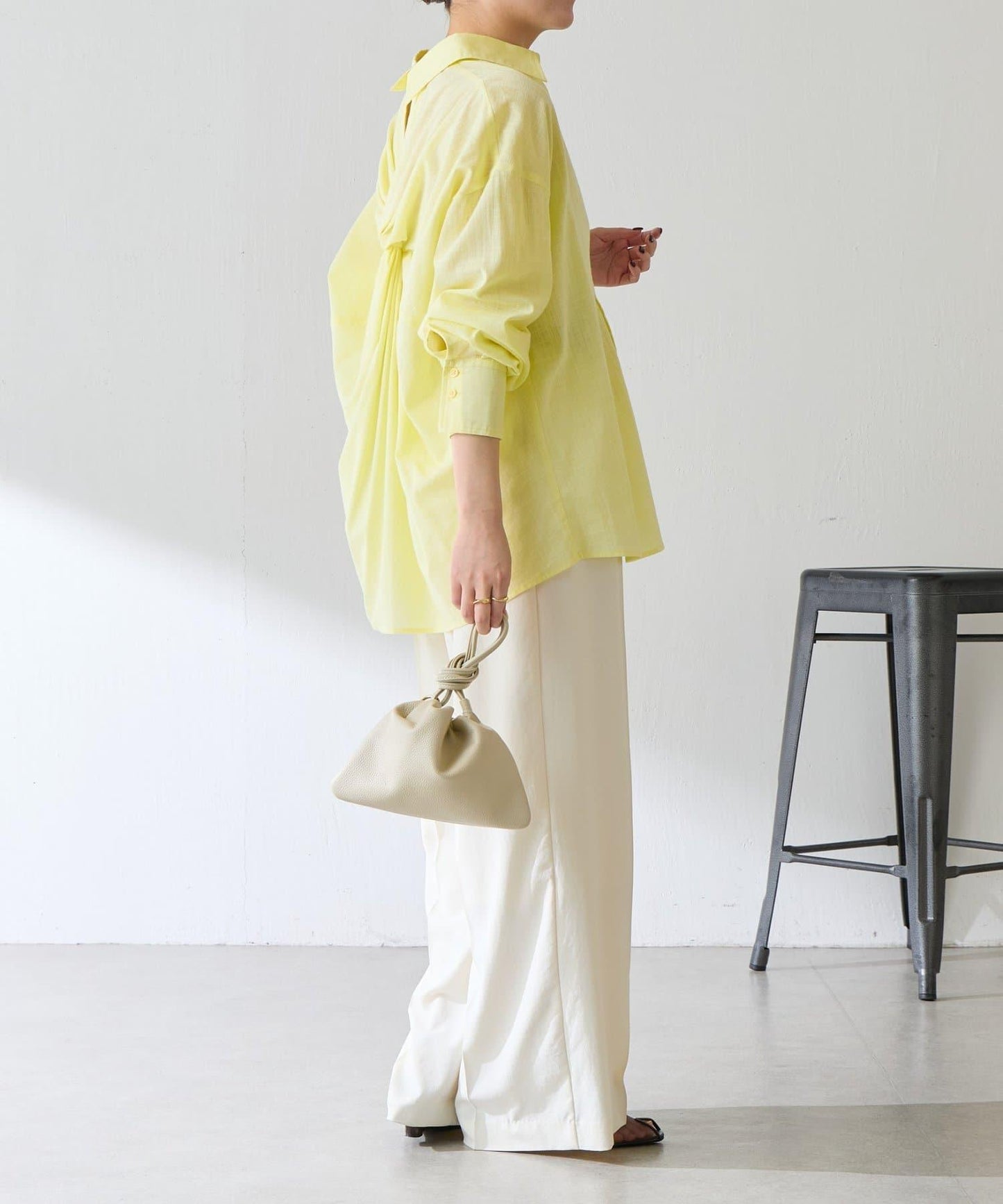 清爽亞麻混後扭結設計襯衫