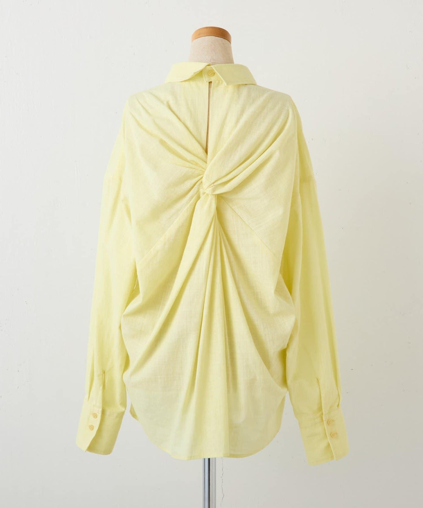 清爽亞麻混後扭結設計襯衫