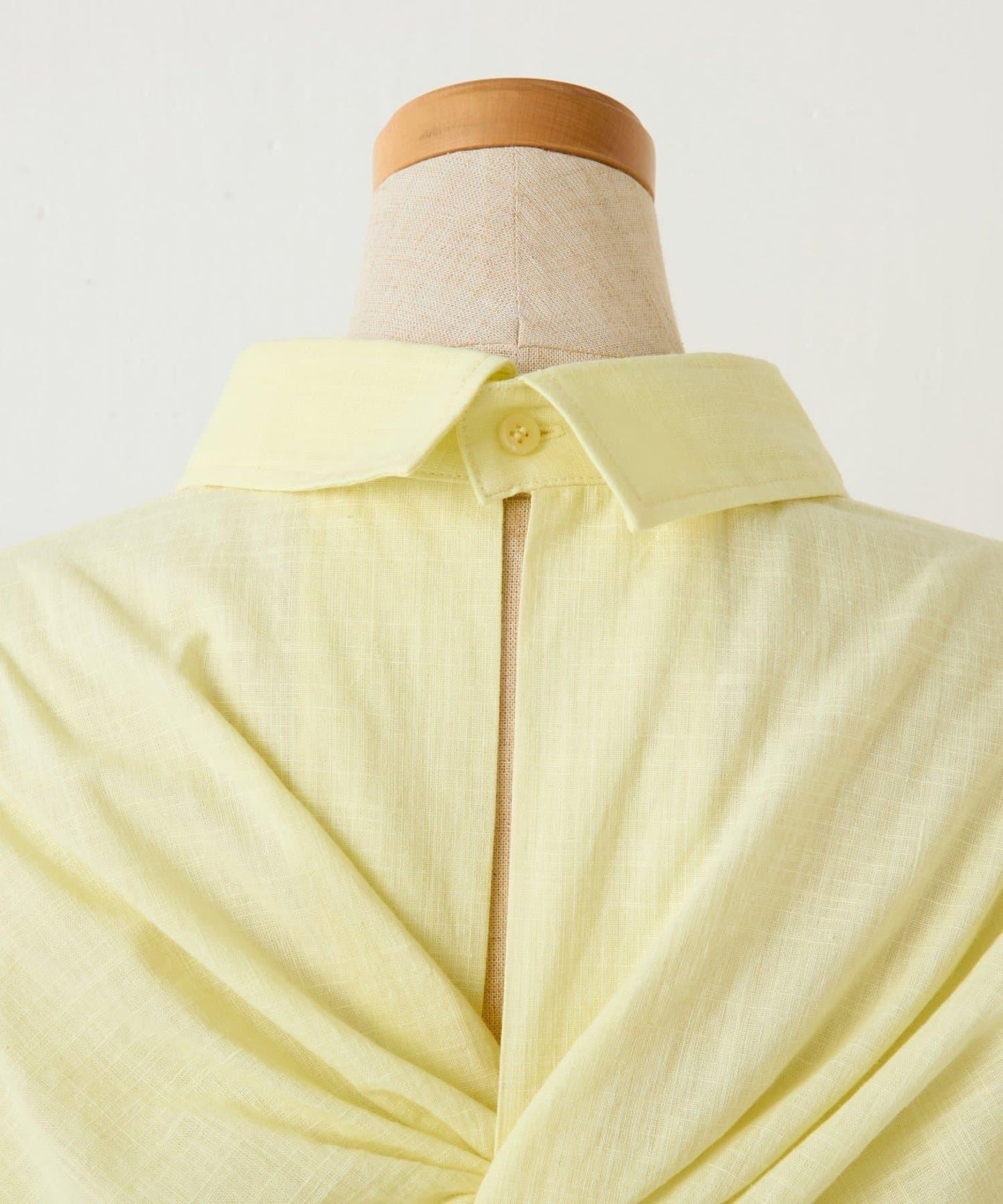 清爽亞麻混後扭結設計襯衫