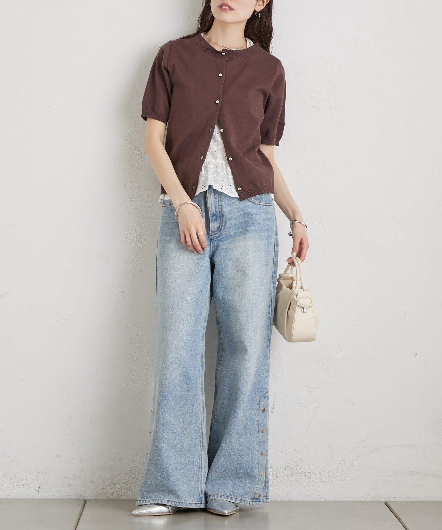 按鈕開叉喇叭牛仔褲