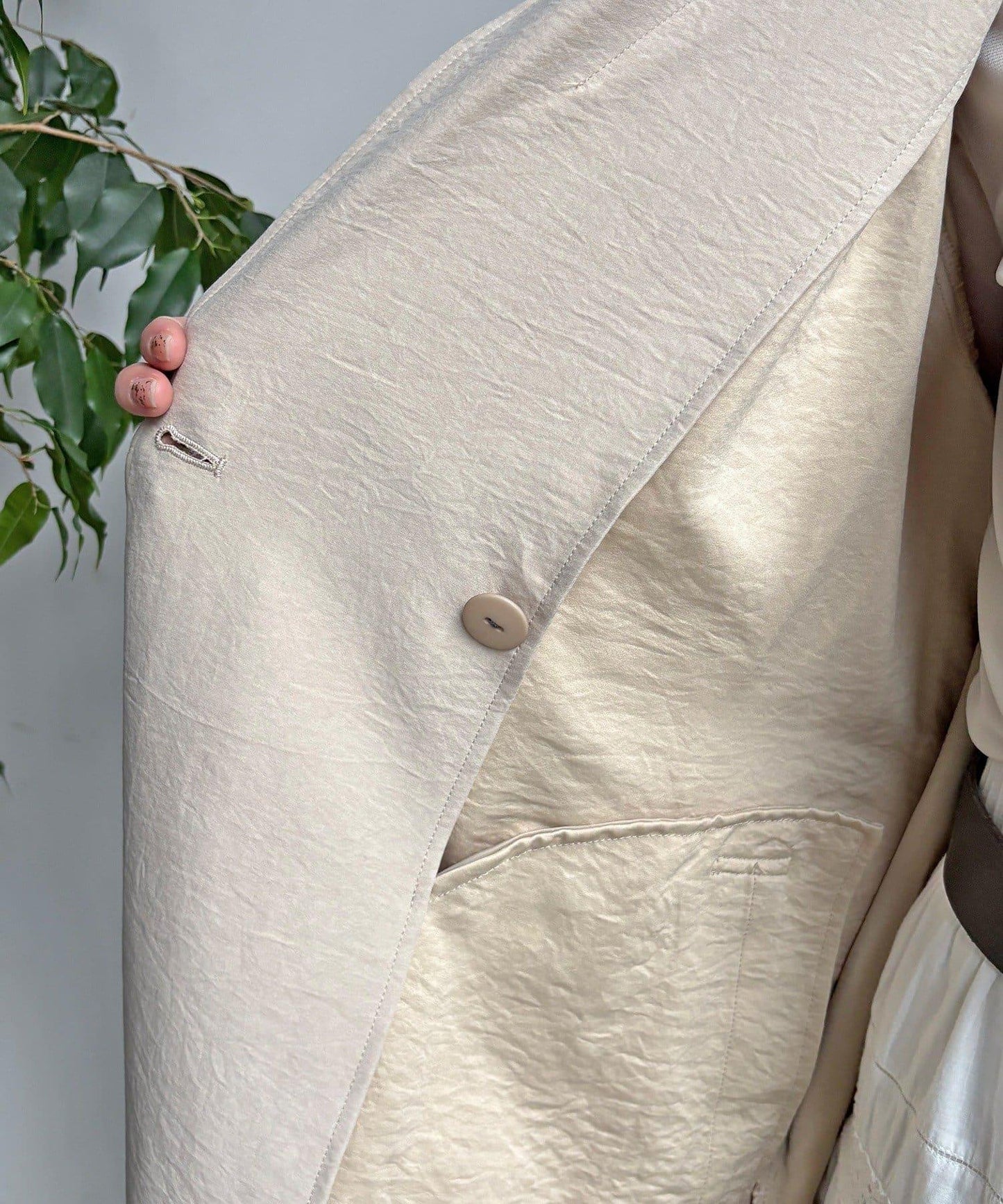 麂皮質感風衣（網絡）