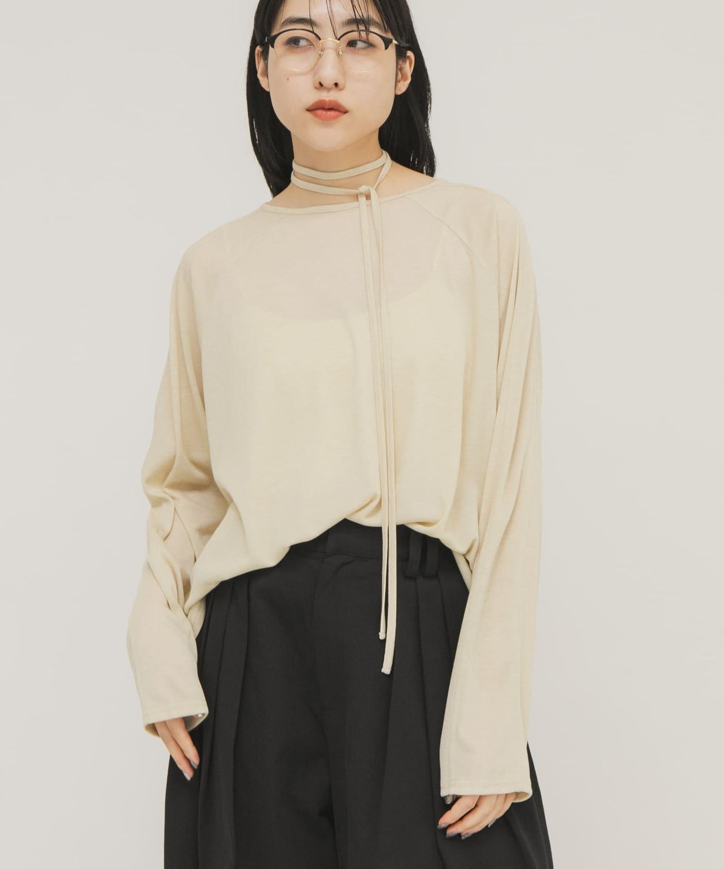 透肌寬鬆設計 配肩帶 上衣