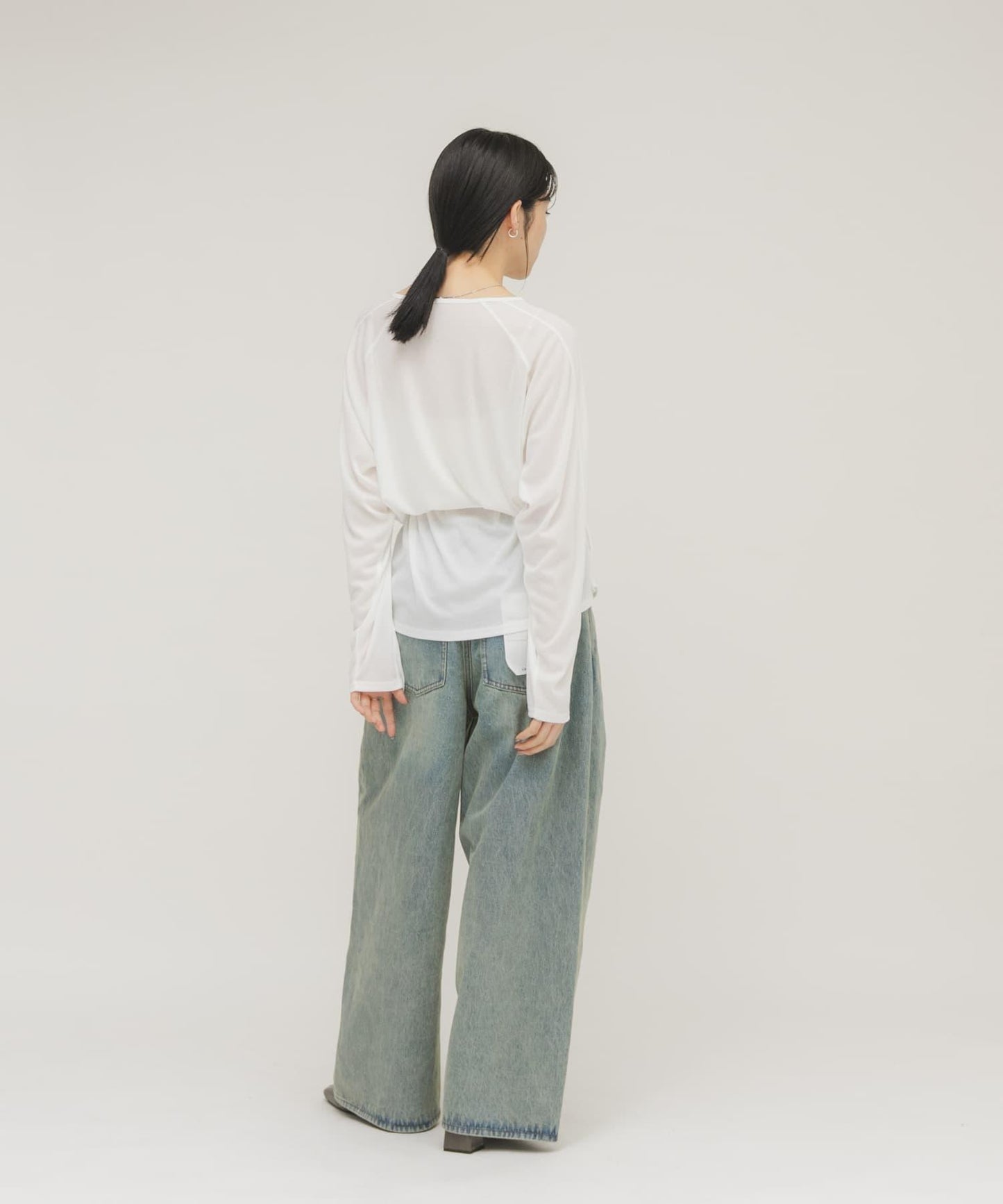 透肌寬鬆設計 配肩帶 上衣