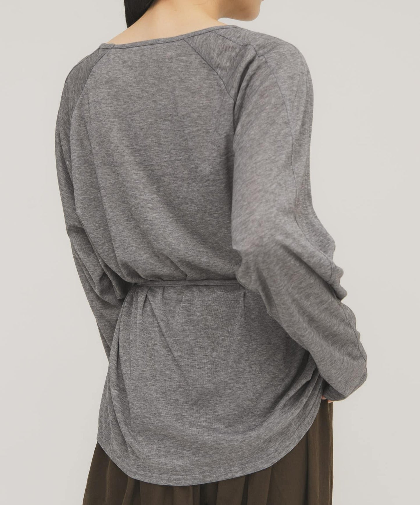 透肌寬鬆設計 配肩帶 上衣