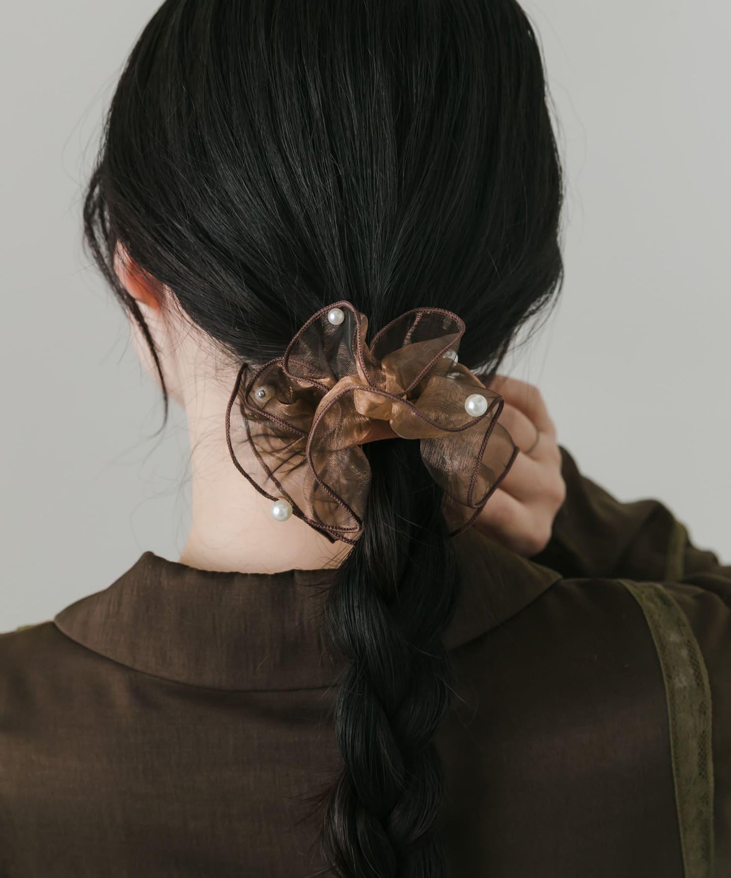 透紗荷葉邊珍珠髮飾扣