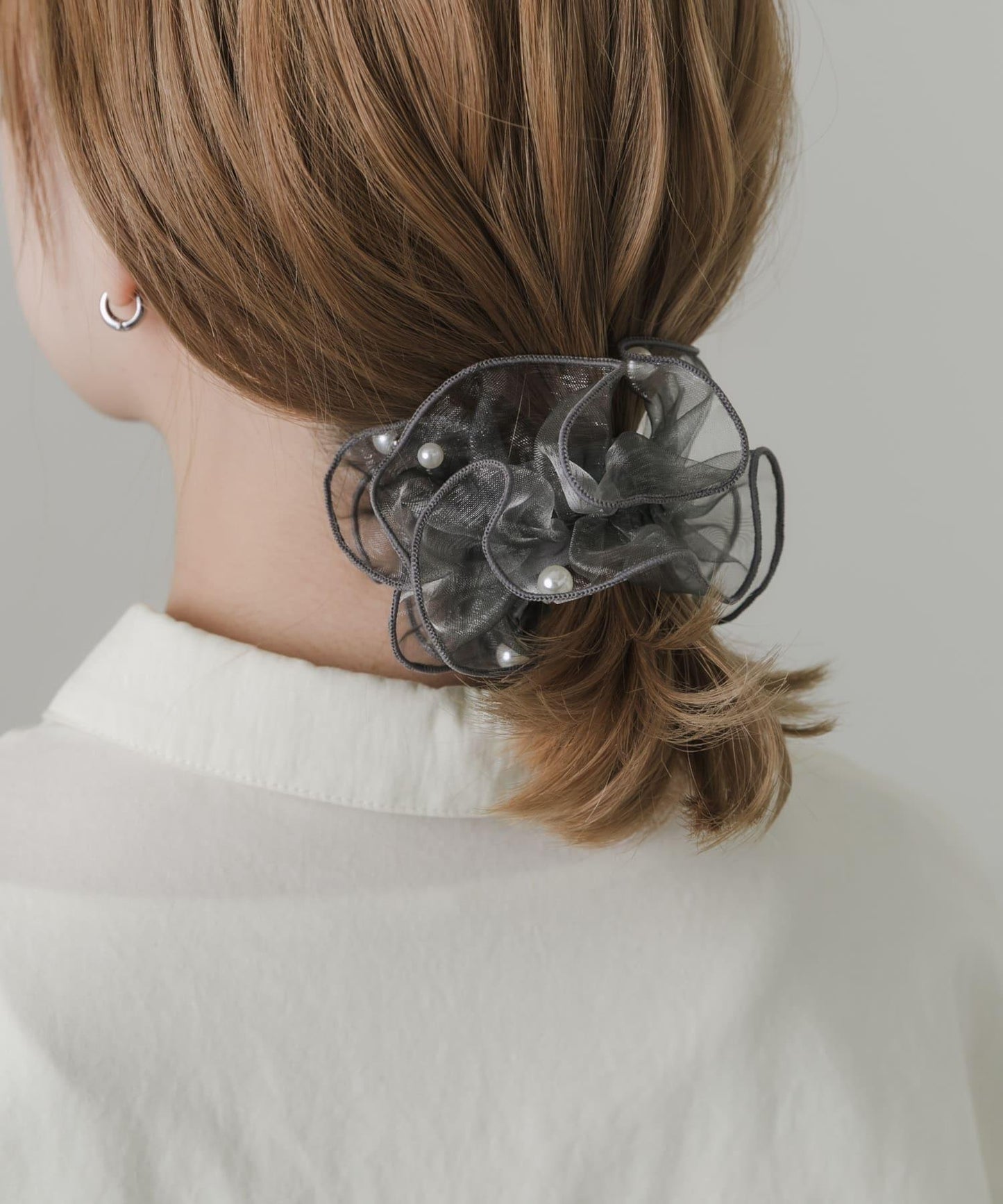 透紗荷葉邊珍珠髮飾扣