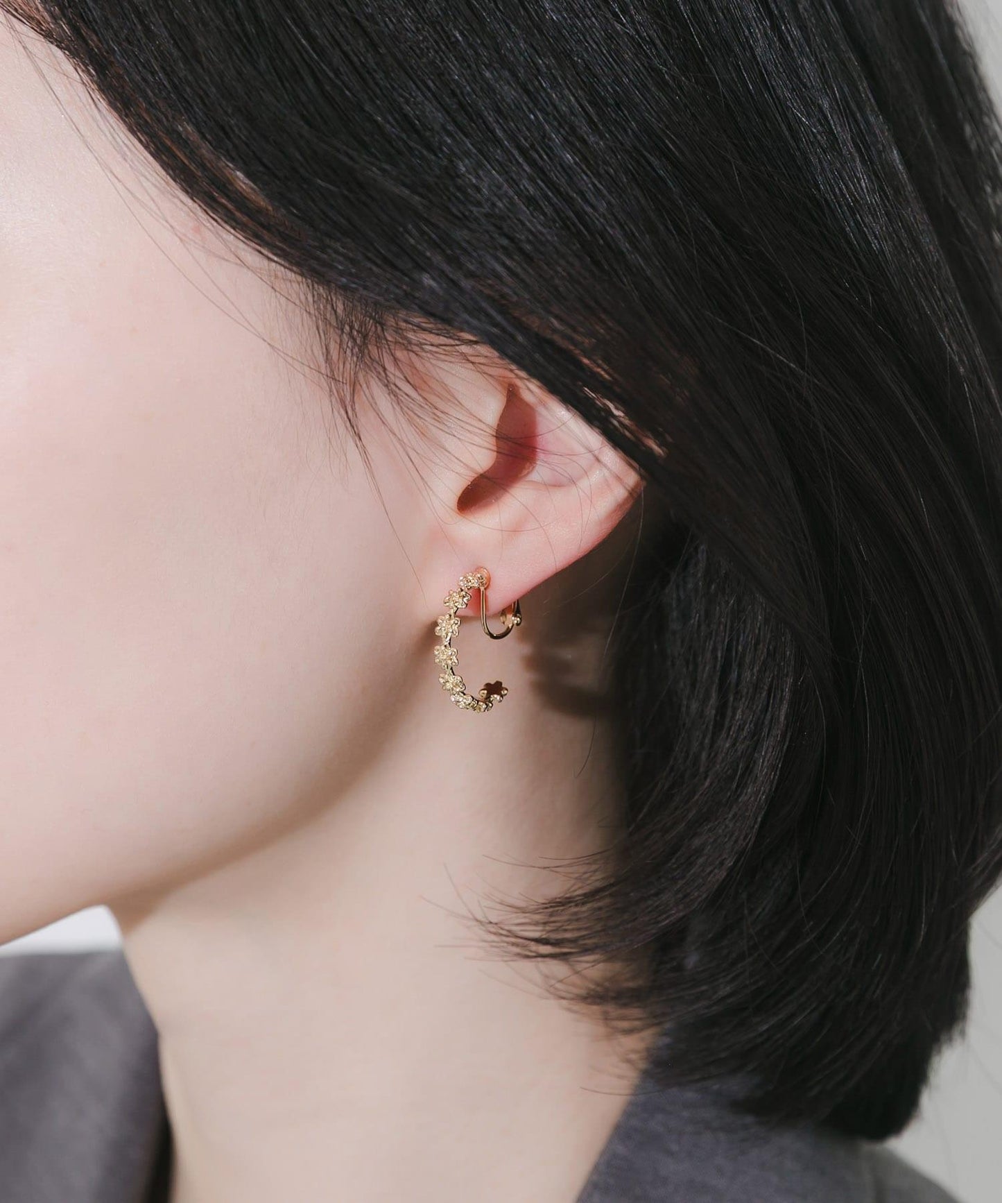 金屬花形線條圓環耳夾