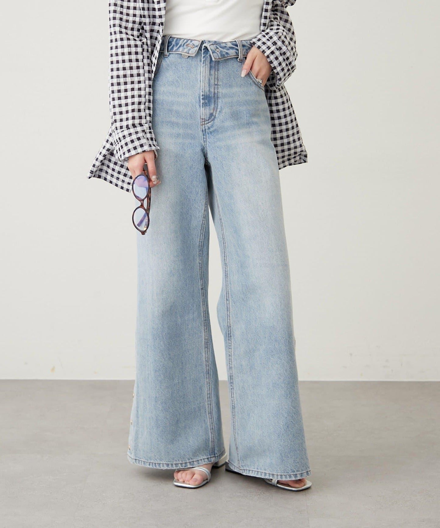 按鈕開叉喇叭牛仔褲