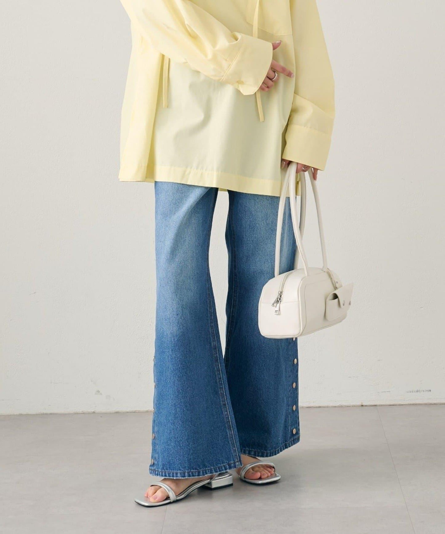 按鈕開叉喇叭牛仔褲